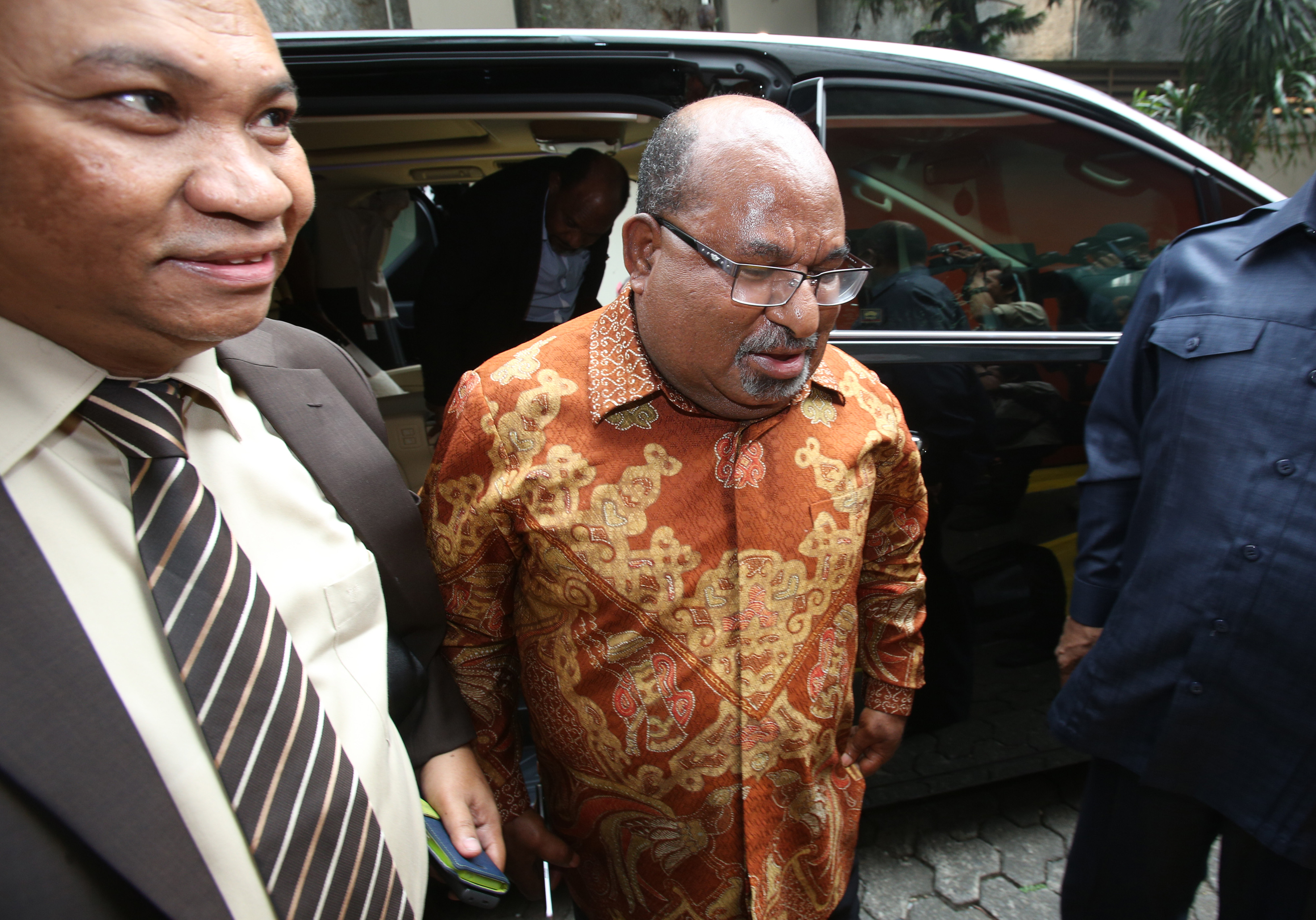 Gubernur Papua Lukas Enembe (kanan)