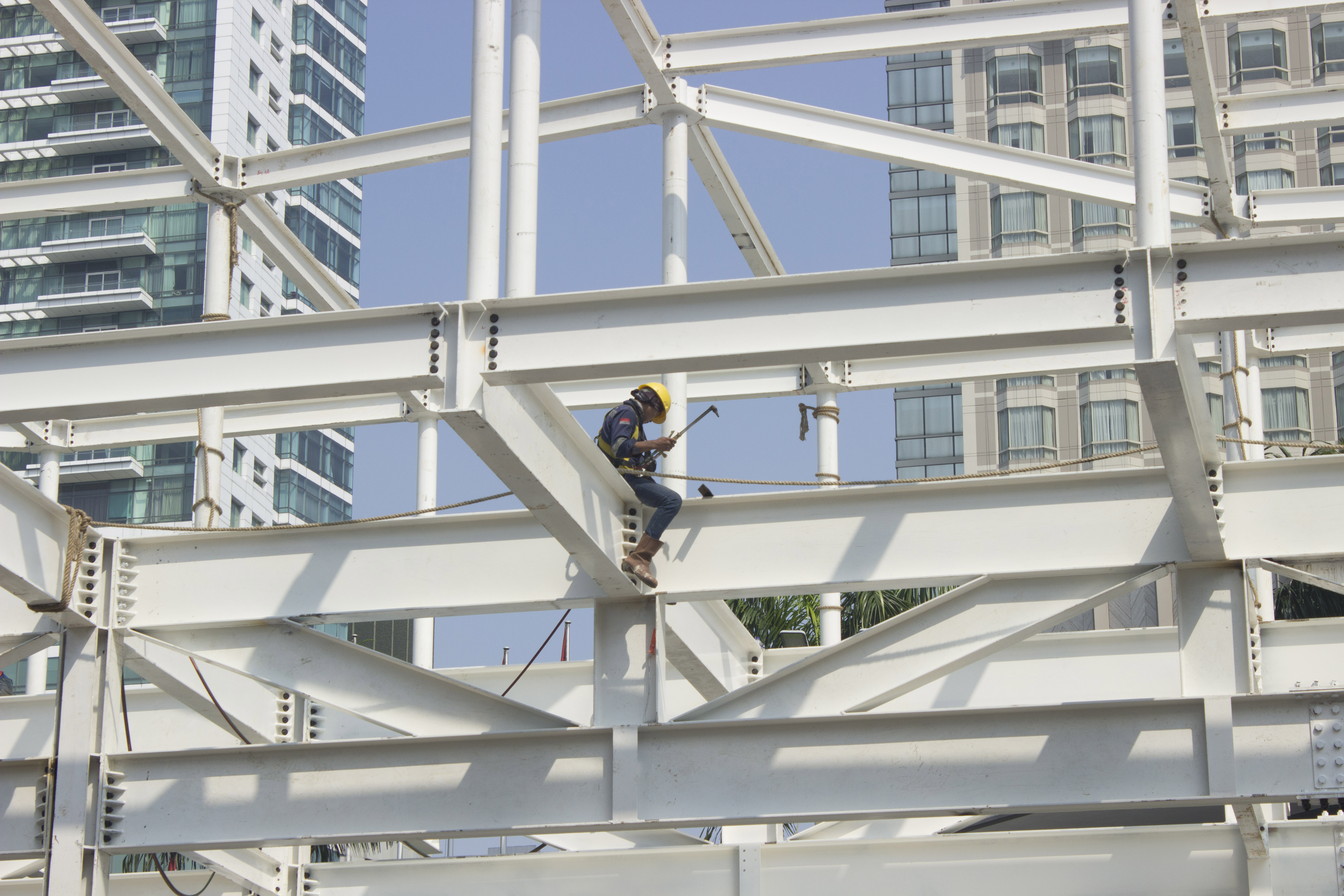 Pekerja menyelesaikan pengerjaan proyek revitalisasi halte di wilayah Jakarta.