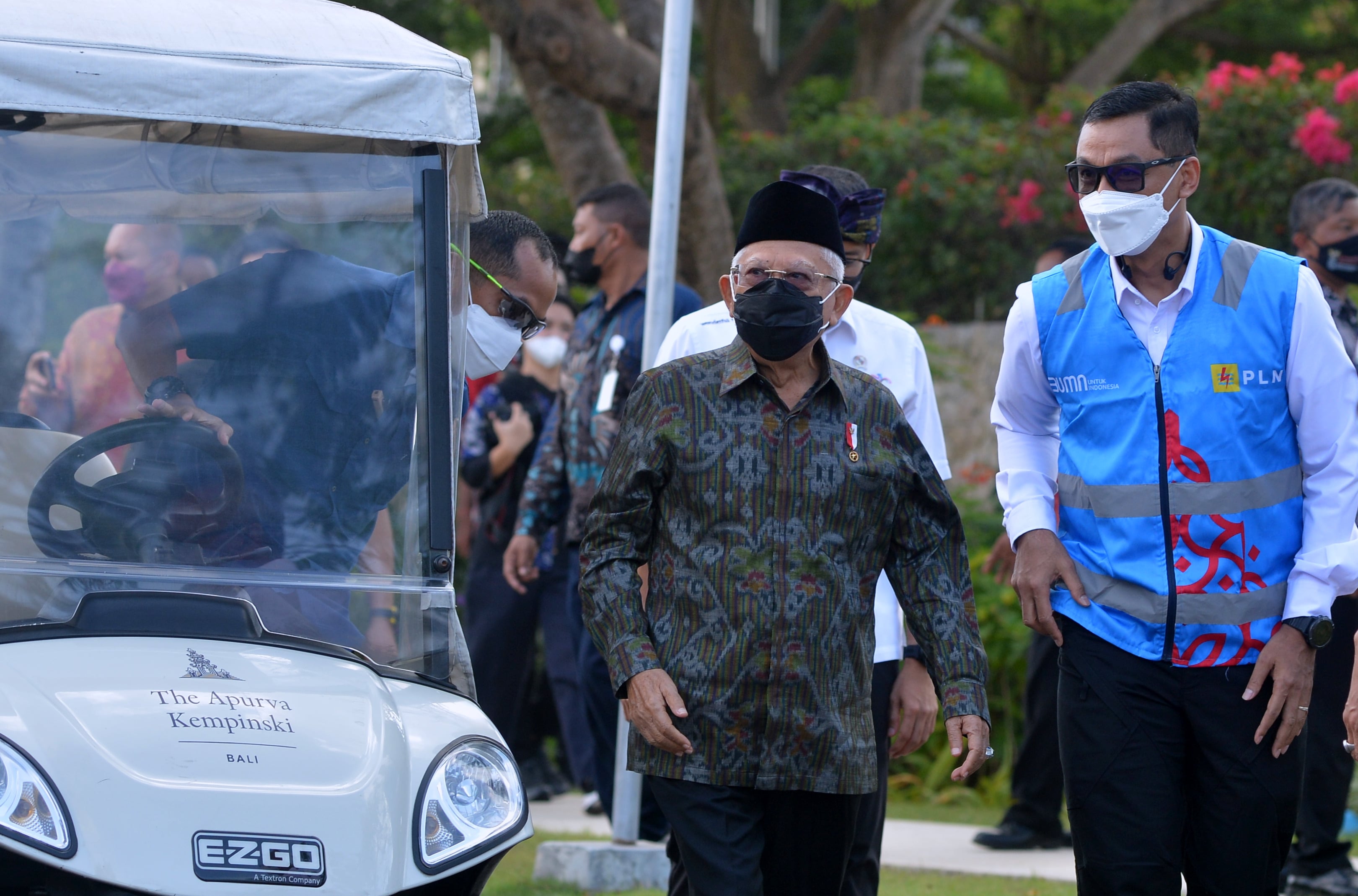 Wakil Presiden Ma'ruf Amin (kiri) 