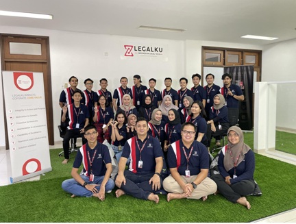 Tim startup Legalku berpose bersama.