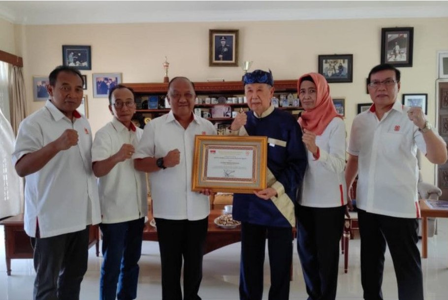 Eddie Marzuki Nalapraya (ketiga dari kanan) menerima Lifetime Achievement Award dari KONI Pusat