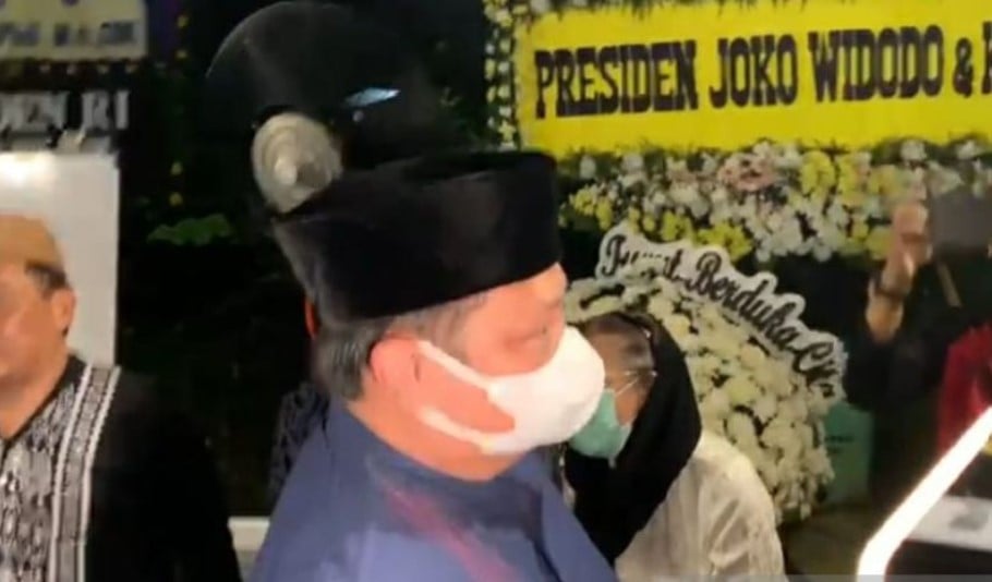 Menteri Koordinator Bidang Perekonomian Airlangga Hartarto melayat ke rumah duka Prof Azyumardi Azra di Ciputat Timur, Senin (19/9).