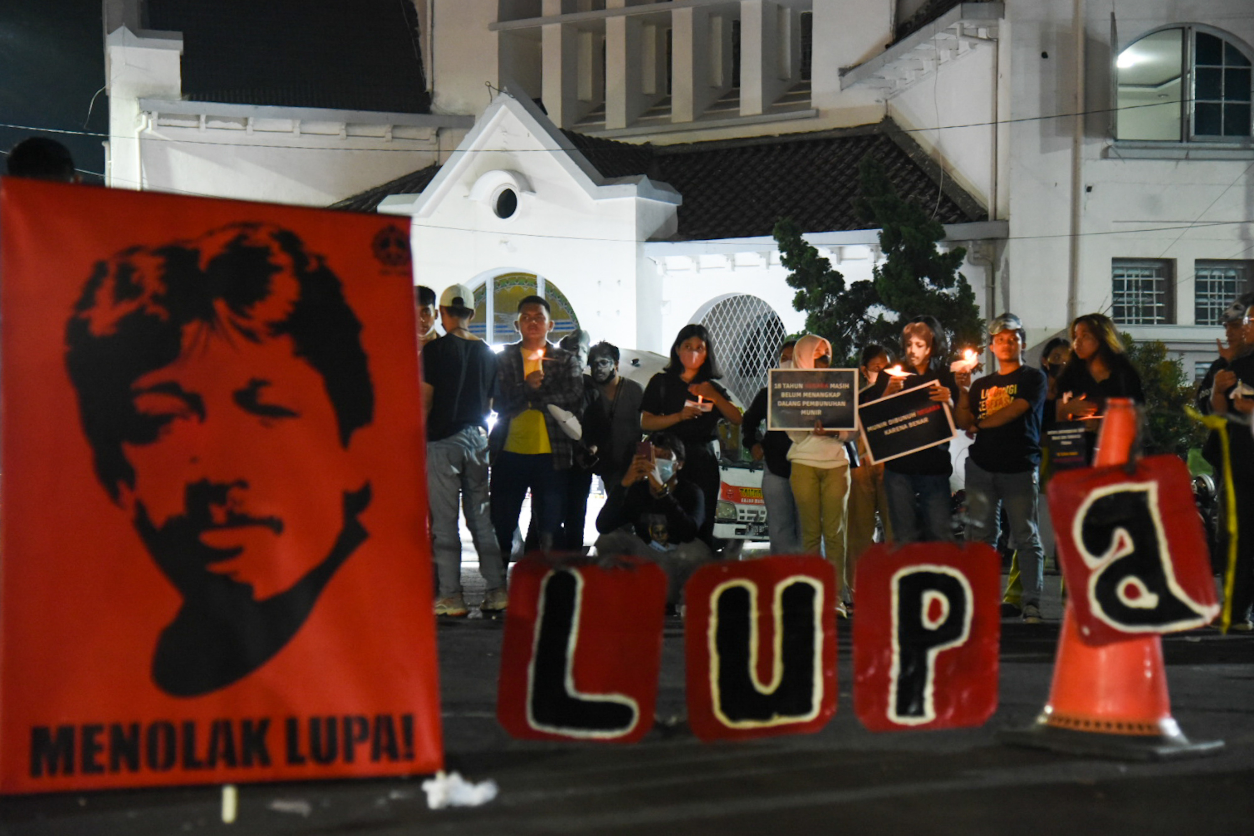 Sejumlah aktivis melakukan aksi memperingati kematian pejuang HAM Munir.