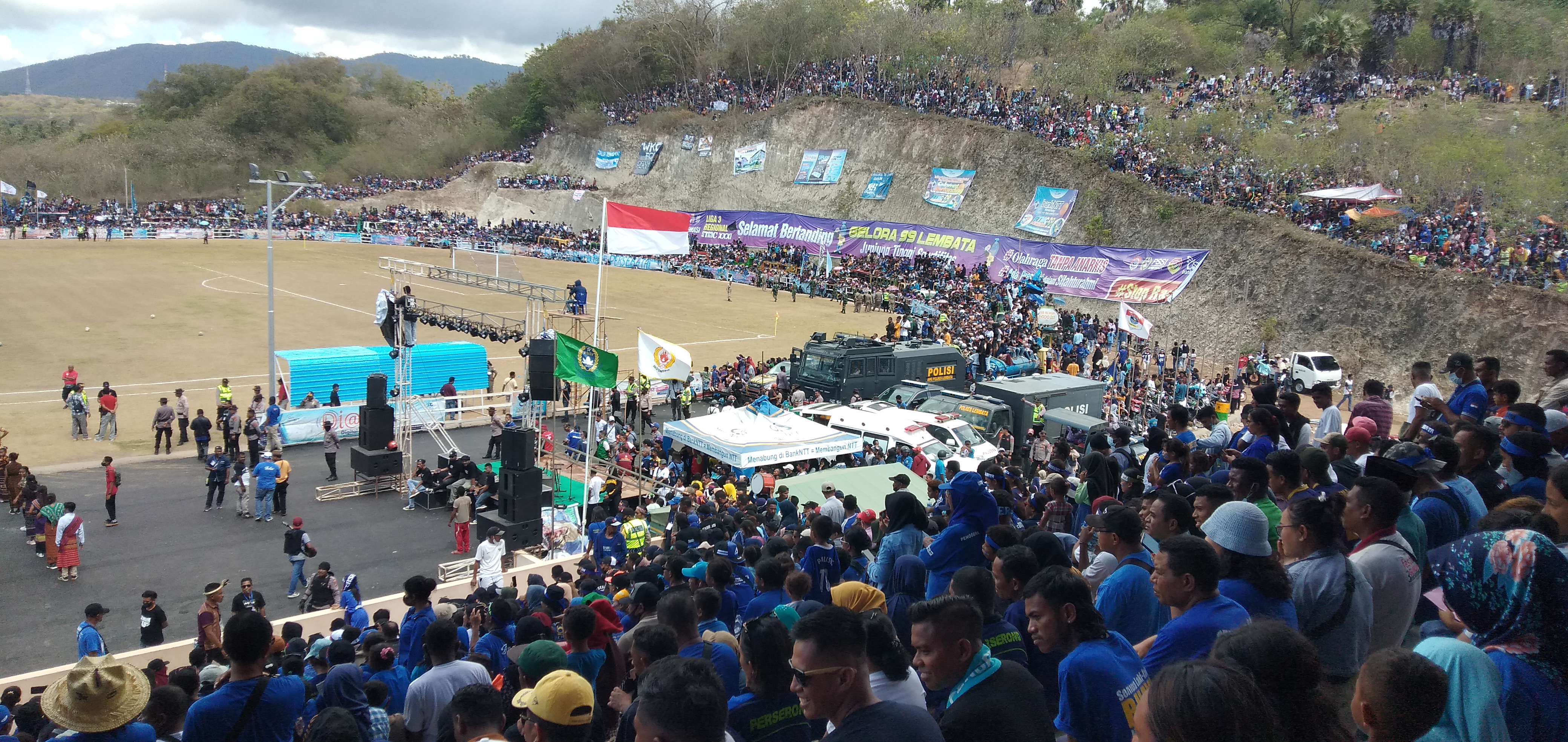 Warga memadati GOR 99, di Lembata, Nusa Tenggara Timur, pada final  Liga Tiga El Tari Memorial Cup ke 31