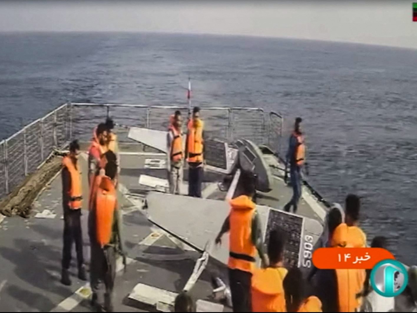 Pelaut angkatan laut Iran mengelilingi dua kapal penelitian tak berawak militer AS di Laut Merah sebelum melepaskannya. 