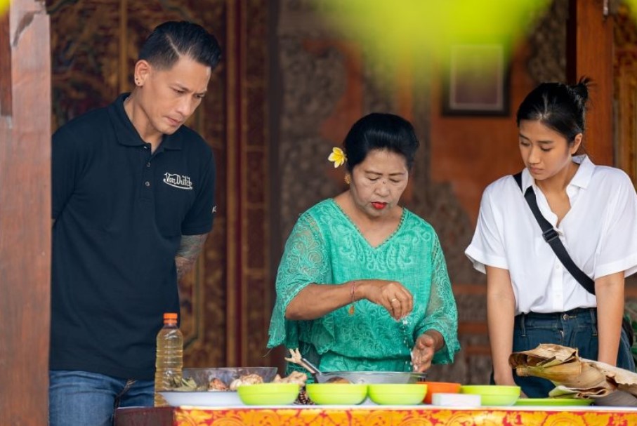 Chef Juna (kiri) dan Chef Renatta (kanan) di acara KISARASA di Youtube