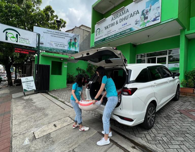 Bank Lestari Jakarta (BPR) membagikan beras ke Panti Yatim Indonesia Graha Raya Bintaro dan Pondok Yatim & Dhuafa.