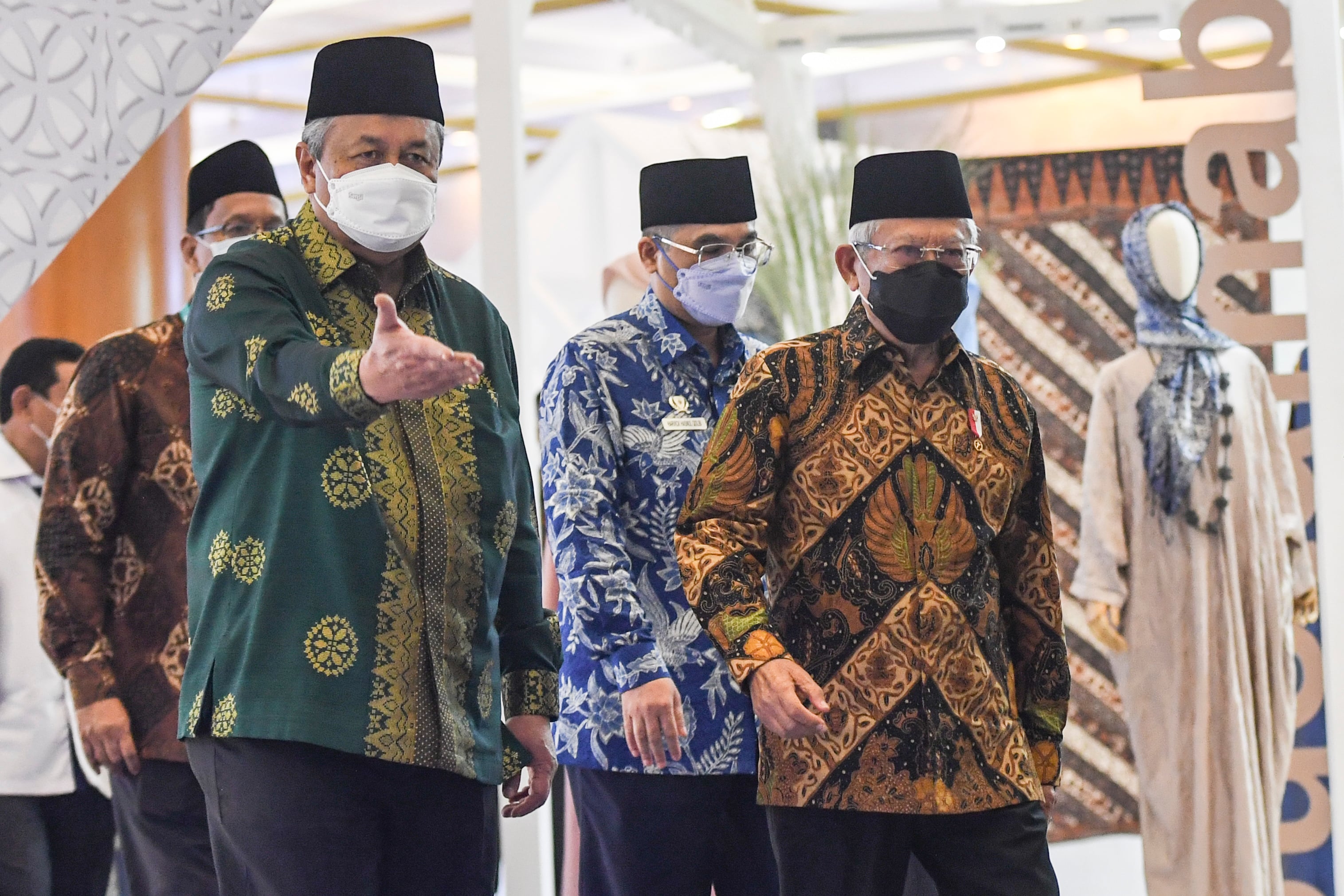 Wapres Ma'ruf Amin didampingi Gubernur BI Perry Warjiyo usai membuka Indonesia Sharia Economic Festival.