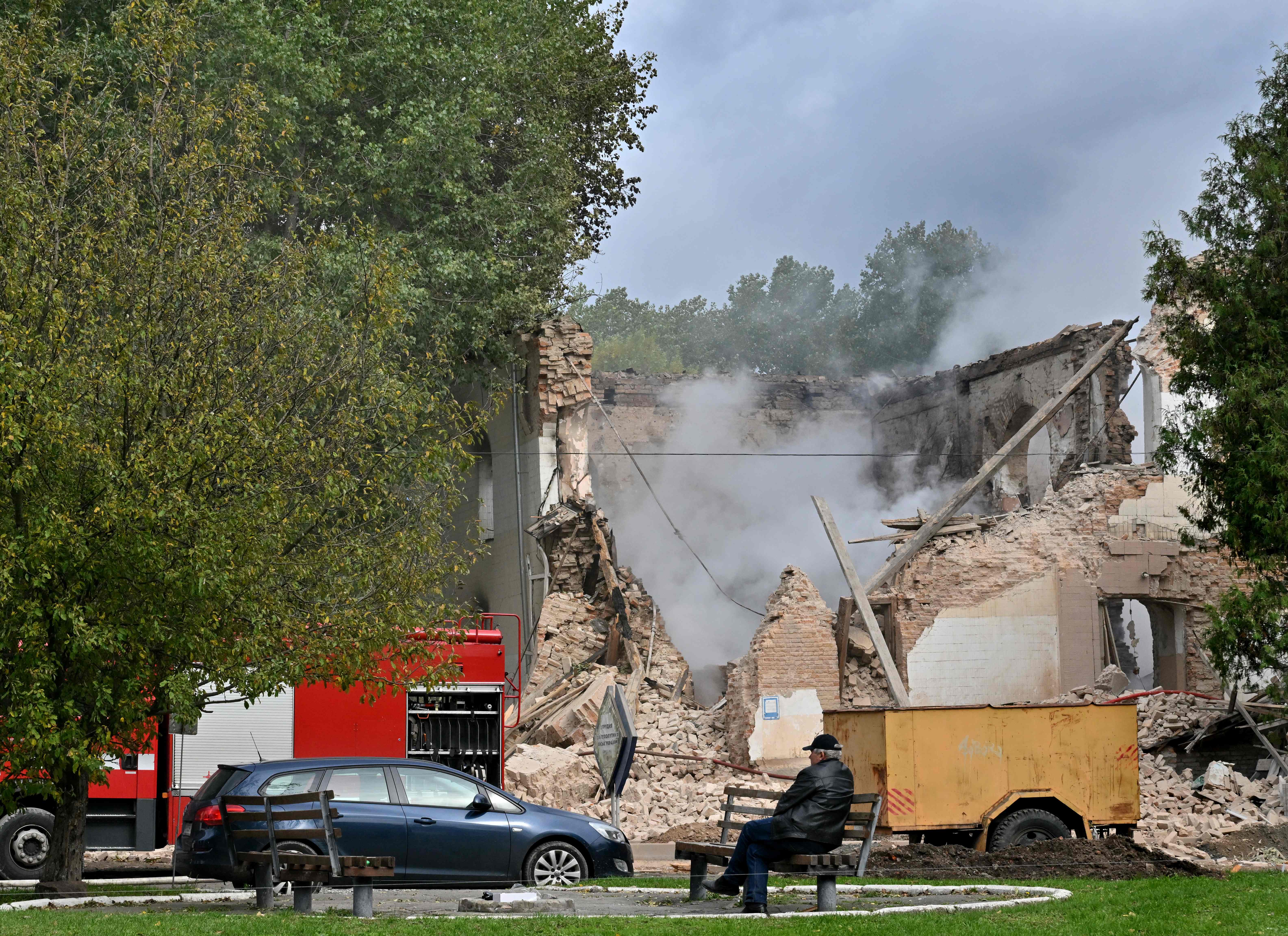 Sebuah gedung hancur di Kota Kyiv, Ukriana, dihantam drone 'Kamikaze' buatan Iran yang dikendalikan militer Rusia. 