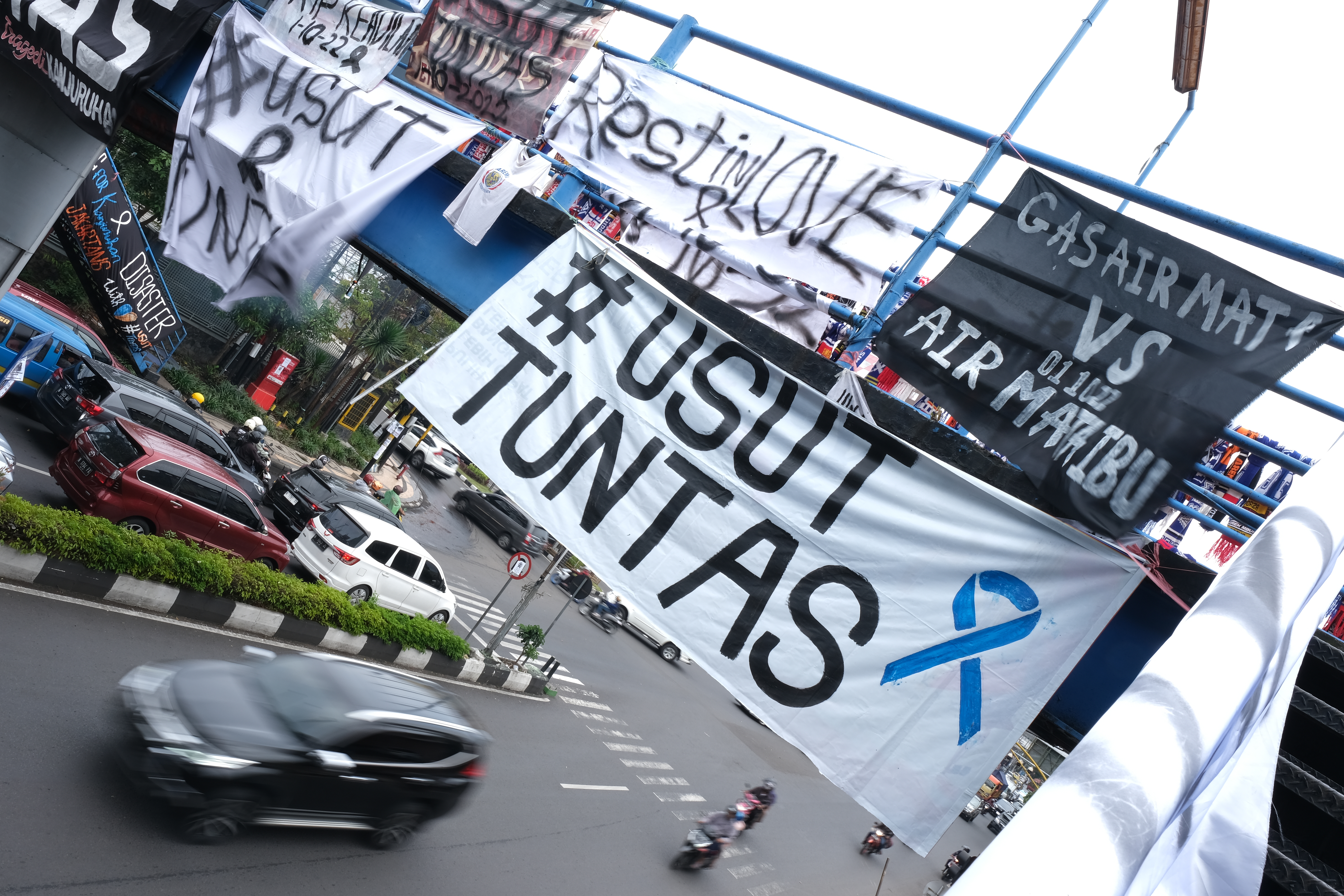Spanduk bernadakan kecaman terhadap Tragedi Kanjuruhan memenuhi jembatan penyeberangan orang di Jl Jenderal Ahmad Yani, Malang, Jawa Timur.