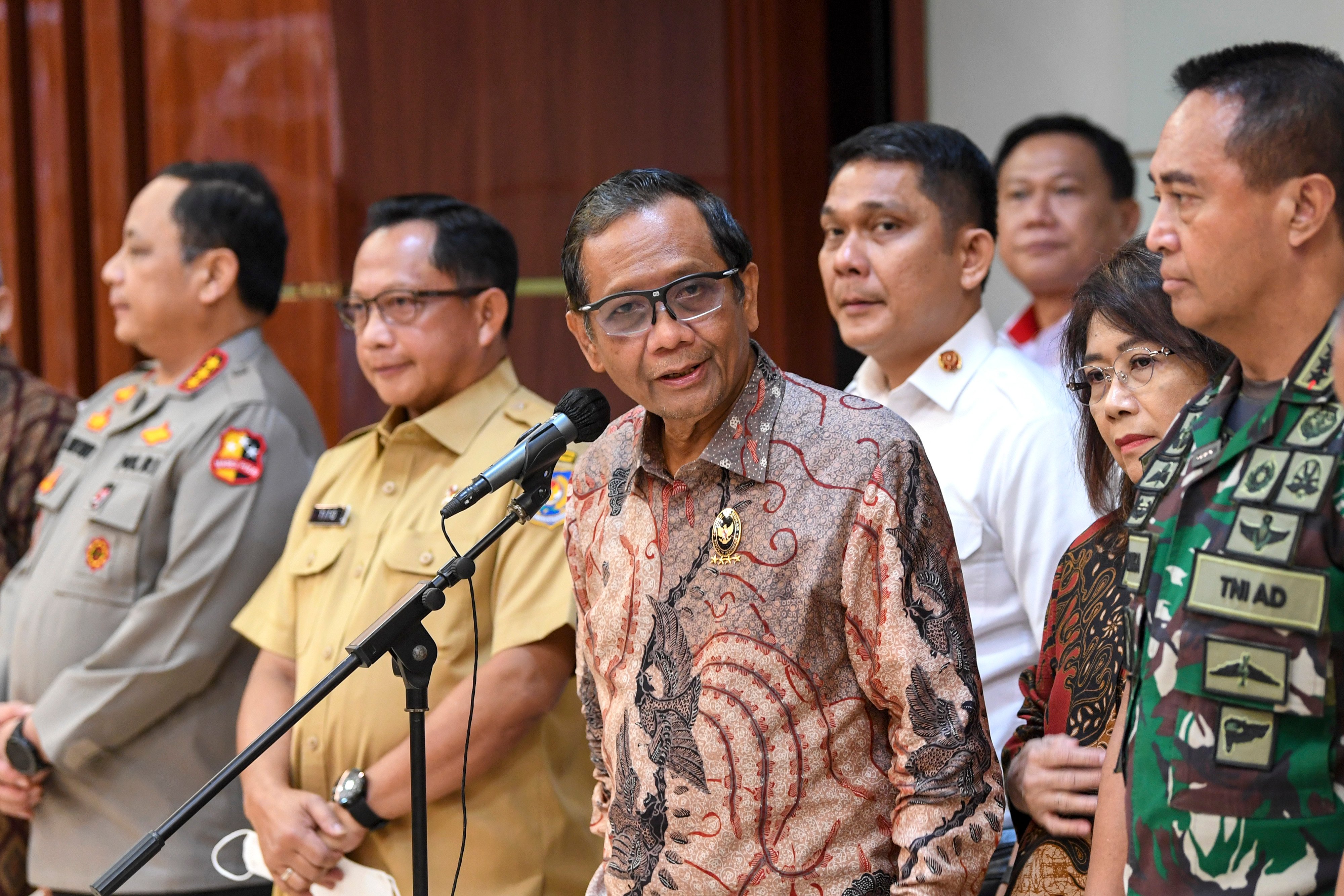 Menko Polhukam Mahfud MD saat melakukan konferensi pers dengan sejumlah pejabat tinggi.