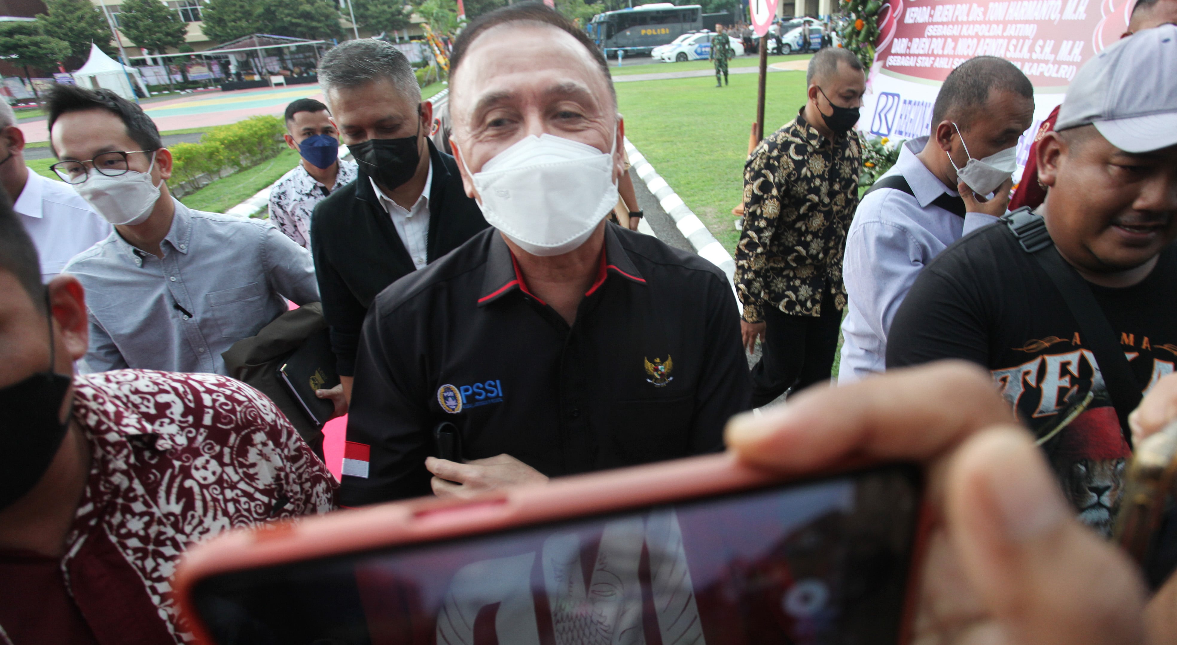 Ketua Umum PSSI Mochamad Iriawan (tengah) berjalan menuju Gedung Ditreskrimum Polda Jawa Timur, Surabaya, Jawa Timur.