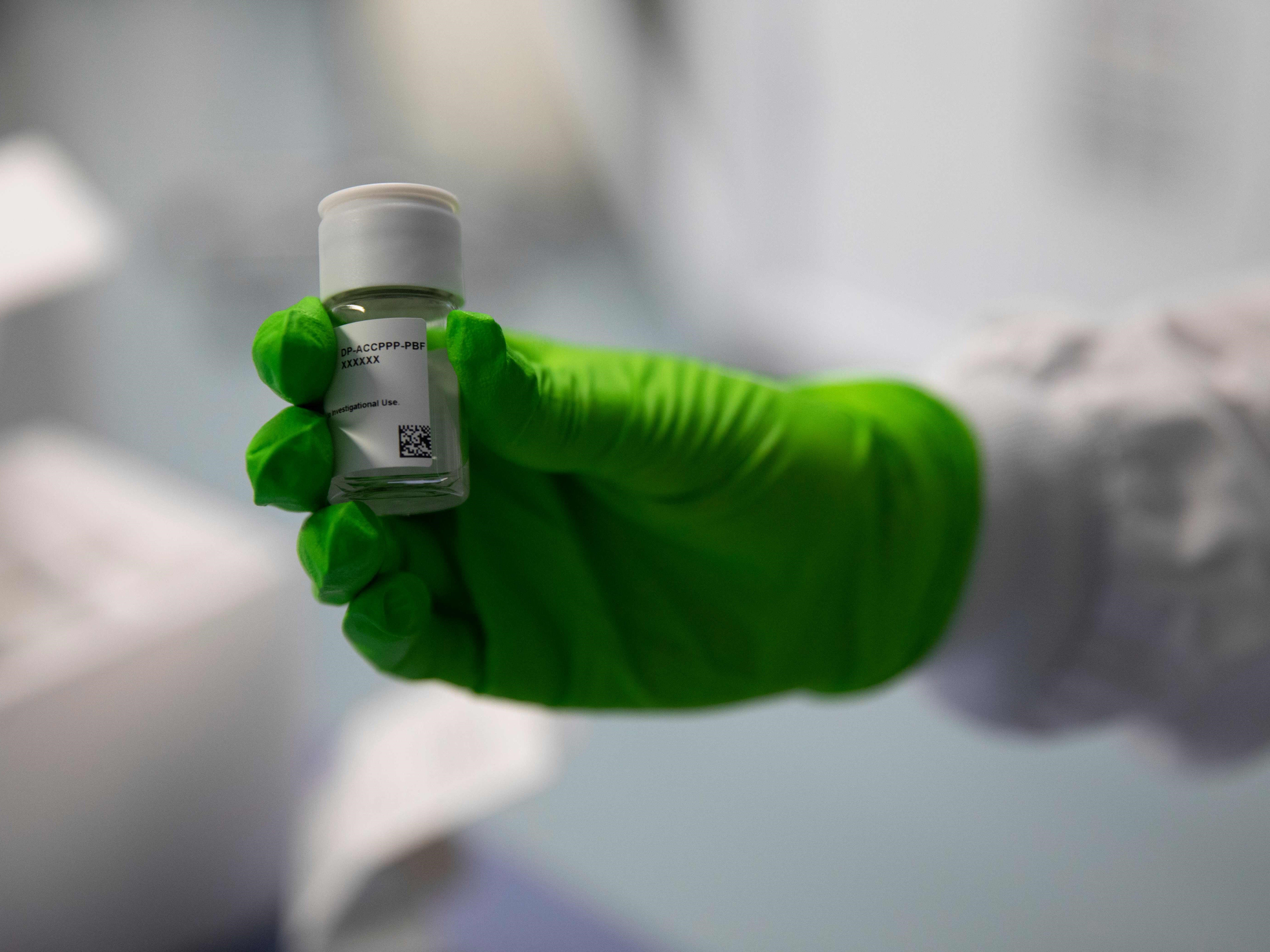 Seorang karyawan memegang botol produk onkologis yang sedang dikembangkan lembaga penelitian BioNTeCH, Mainz, Rhineland-Palatinate, Jerman.