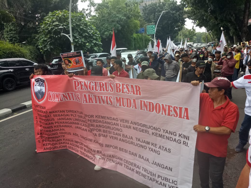 Komunitas Aktivis Muda Indonesia (KAMI) menggelar unjuk rasa di depan Gedung Kejaksaan Agung, Jakarta, Rabu (5/10).