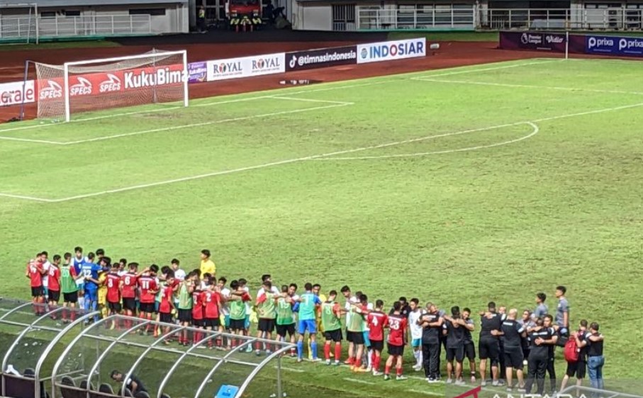 Timnas U-17 Indonesia dan Palestina berpelukan usai pertandingan Grup B Kualifikasi Piala Asia U-17 di Stadion Pakansari, Jumat (7/10).