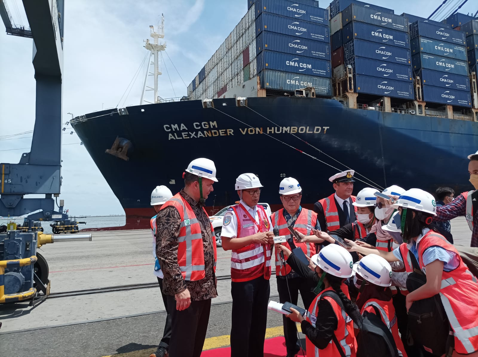 Dirjen Perhubungan Laut Kemhub RI Arif Toha menjawab pertanyaan sehubungan kedatangan vessel jumbo di JICT. 