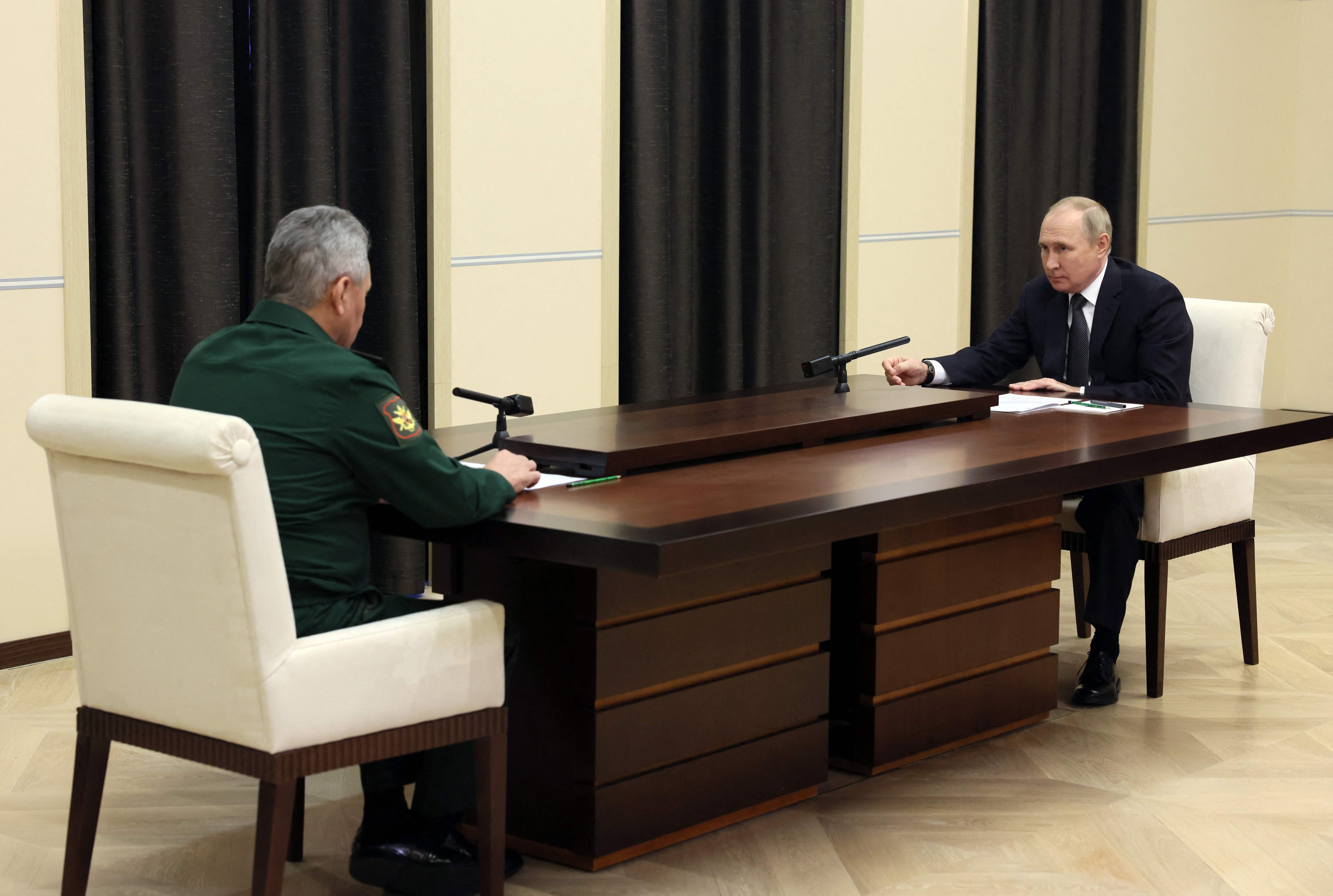 Presiden Rusia Vladimir Putin bertemu dengan Menhan Rusia Sergei Shoigu.