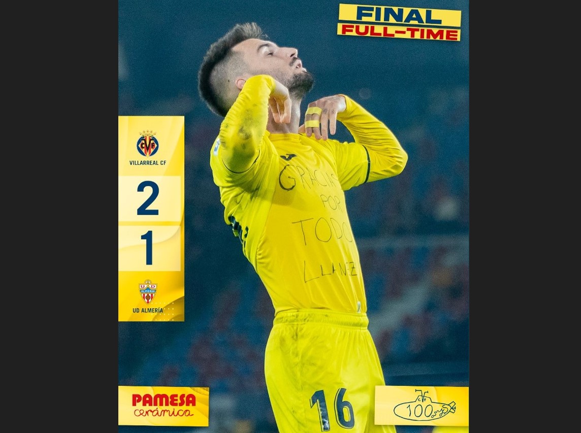 Pemain Villarreal Alex Baena melakukan selebrasi dengan memperlihatkan tribut bagi mendiang wakil presiden klub Jose Manuel Llaneza