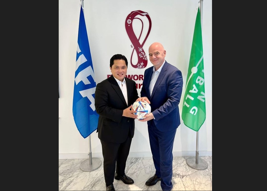 Menteri BUMN Erick Thohir (kiri) bertemu dengan Presiden FIFA Gianni Infantino