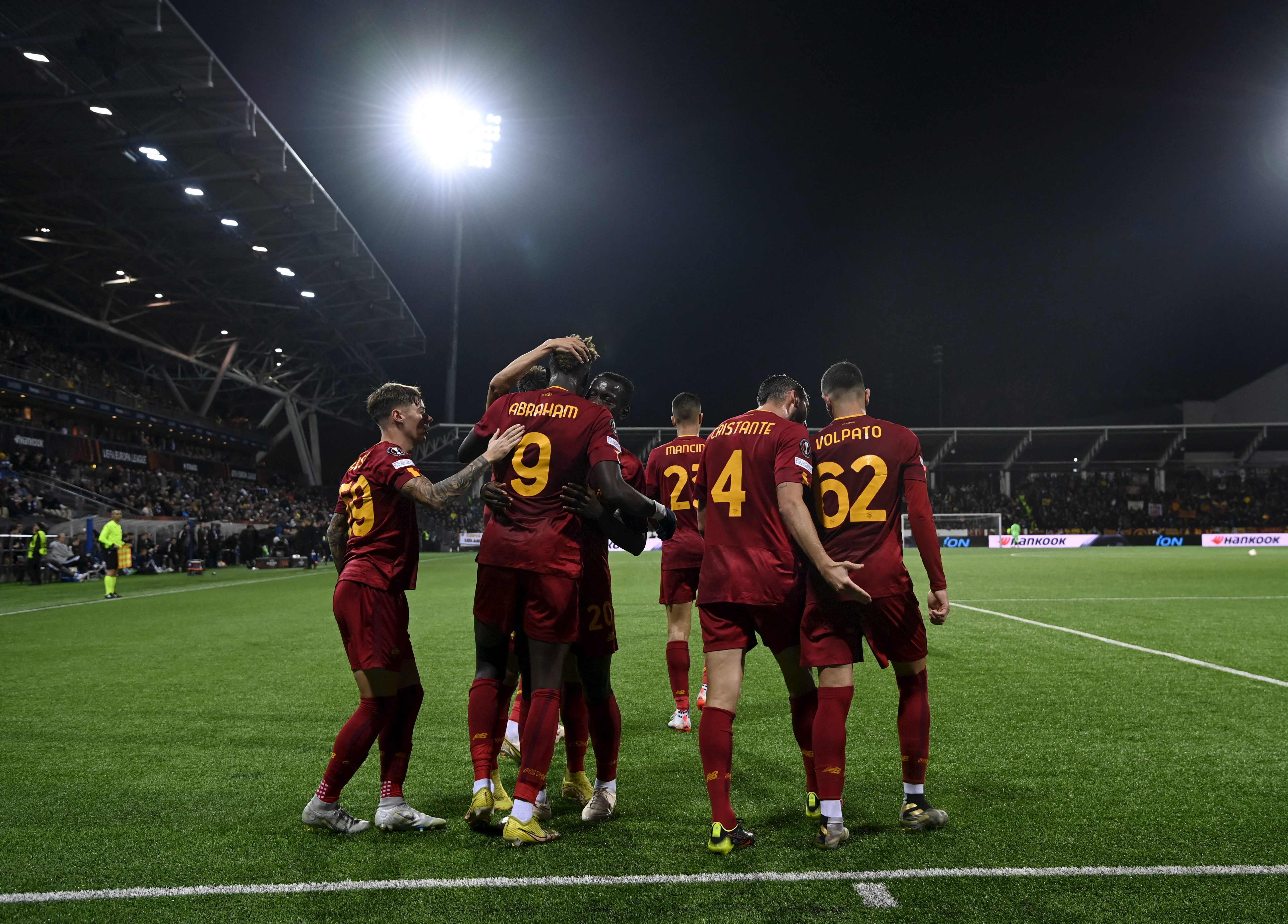 Para pemain AS Roma melakukan selebrasi usai mencetak gol ke gawang HJK di laga Liga Europa.