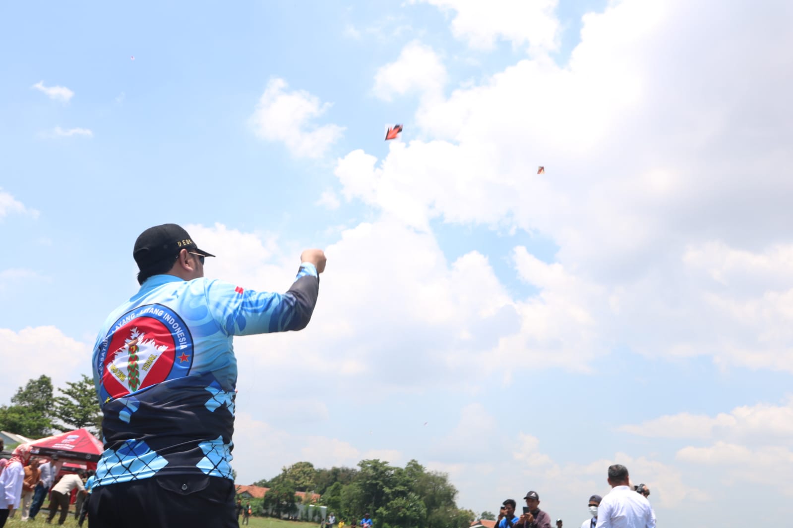 Wali Kota Tegal, Dedy Yon Supriyono ikut meramaikan lomba layangan adu, Sabtu (1/10).