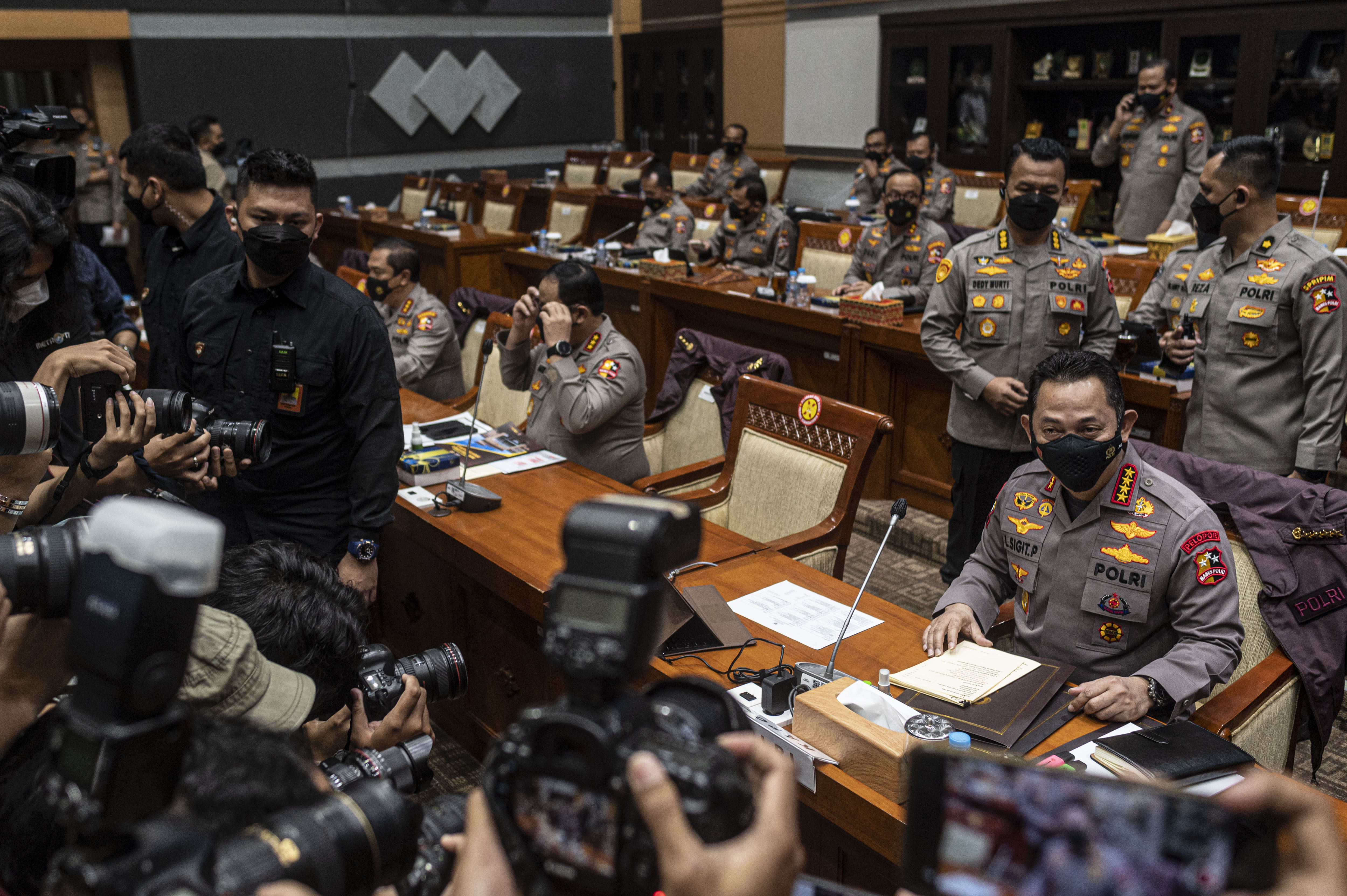 Kapolri Jenderal Listyo Sigit bersiap mengikuti rapat kerja dengan Komisi III DPR.
