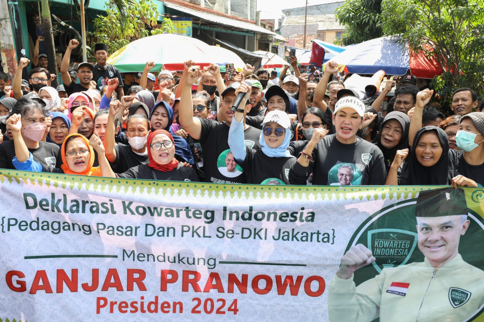 Komunitas Warteg Indonesia menggelar bakti sosial di Cipinang, Jaktim dalam rangka HUT Ganjar Pranowo ke 54 tahun.