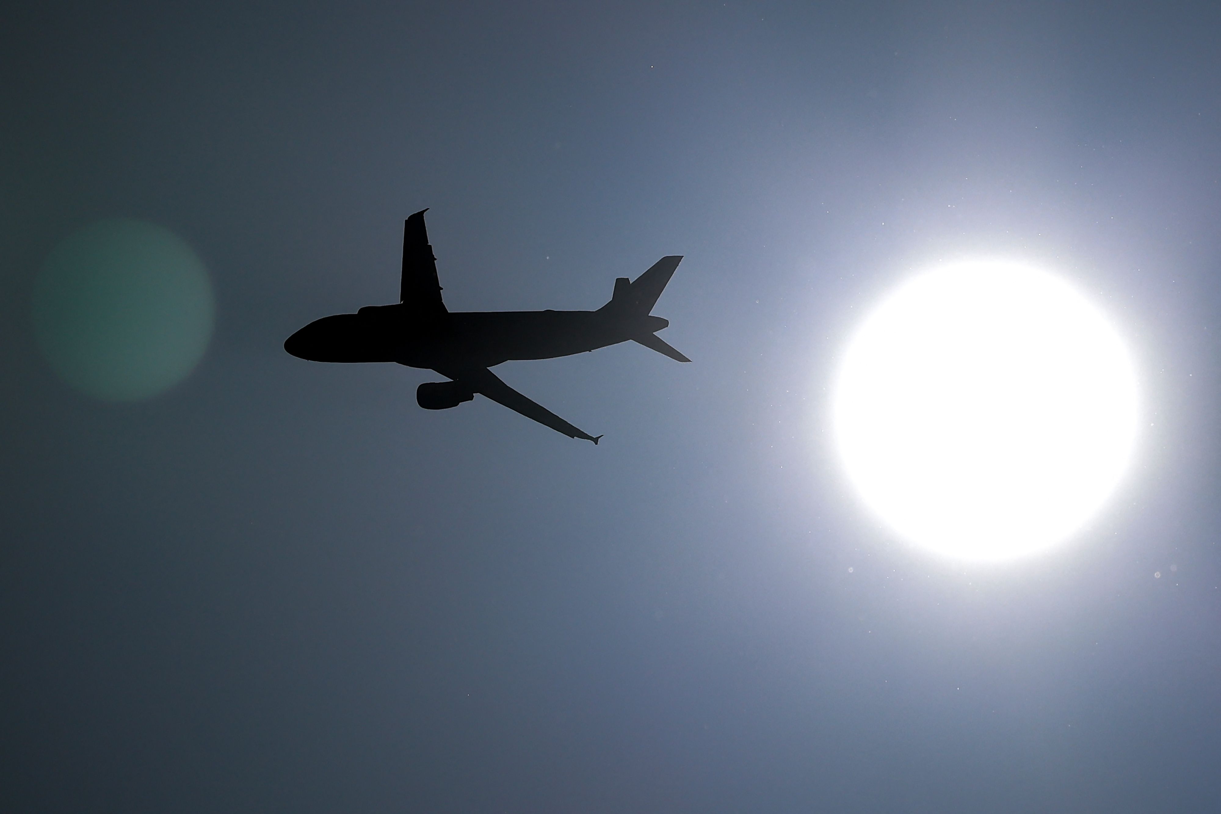 Sebuah pesawat Airbus A320 lepas landas dari Bandara Blagnac-Toulouse menuju Paris, Minggu (9/10).