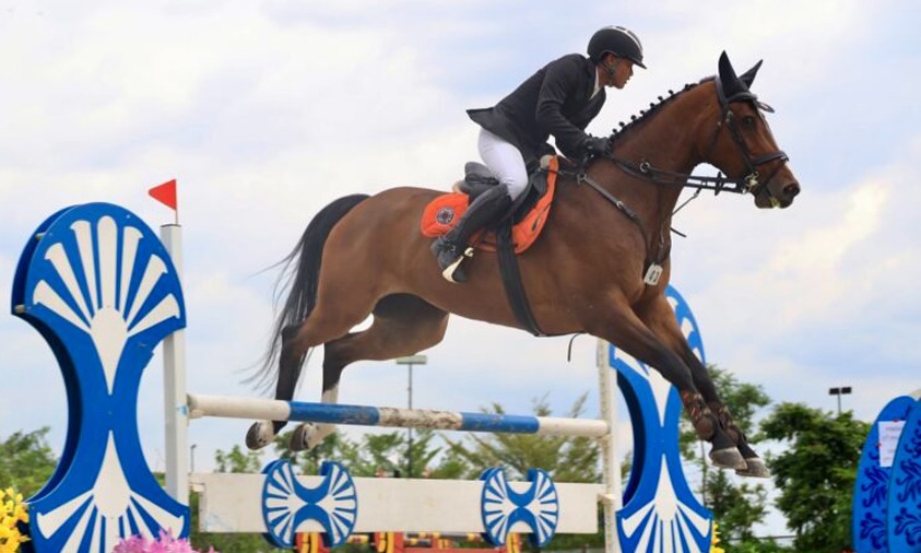 Aksi mahasiswa UNM,  Dirga Wira Ramadan Sahputra, pada Equestrian Exchange Program & Competition (EEPC) 2022 di Jakarta.