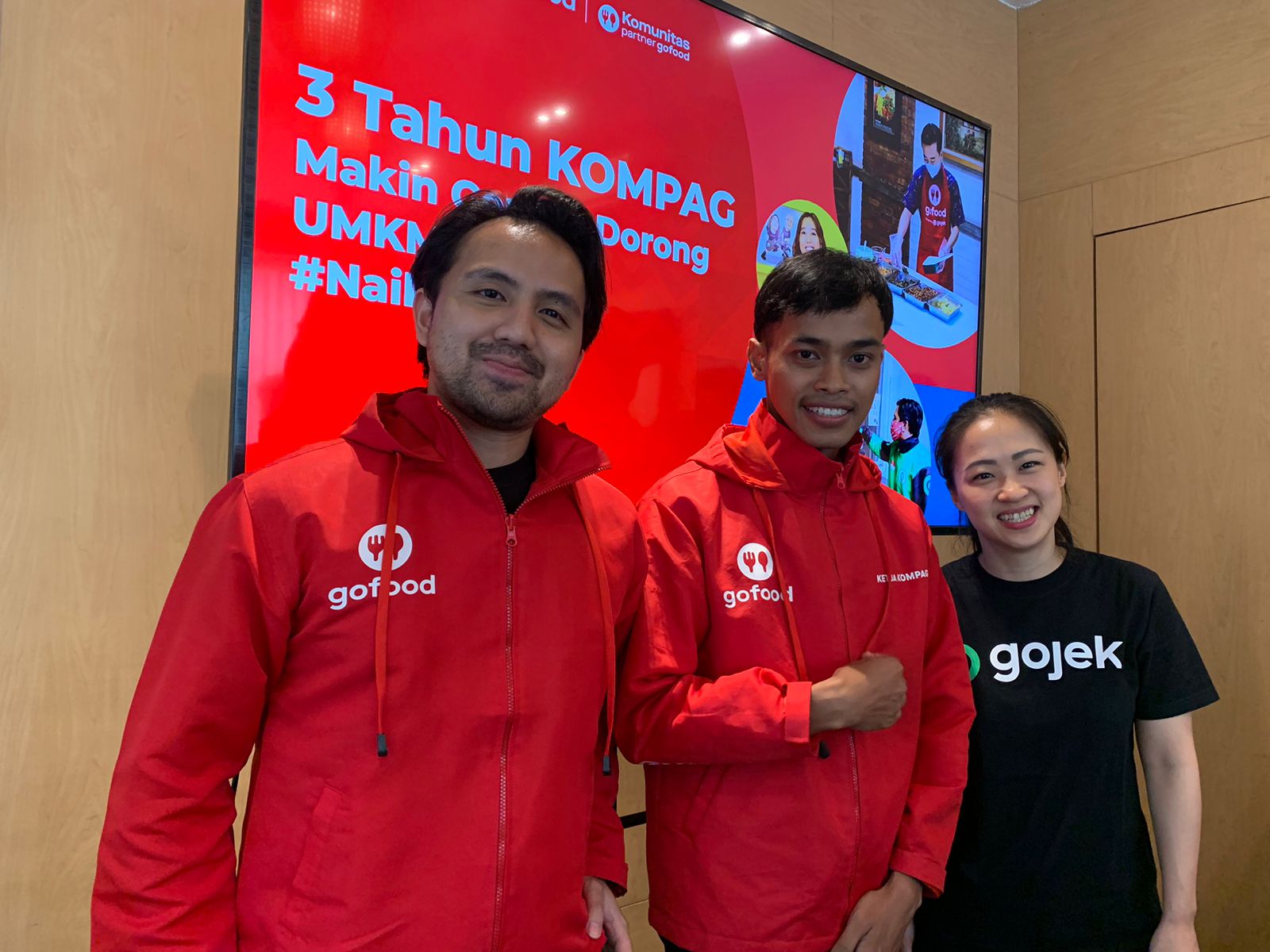 Pemilik kedai Pancong Ruang Rasa Lathiful Amri (tengah)