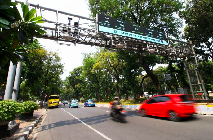 Kendaraan melintas di bawah papan informasi Electronic Road Pricing (ERP) di Jalan Medan Merdeka Barat, Jakarta, Rabu (20/11/2019).