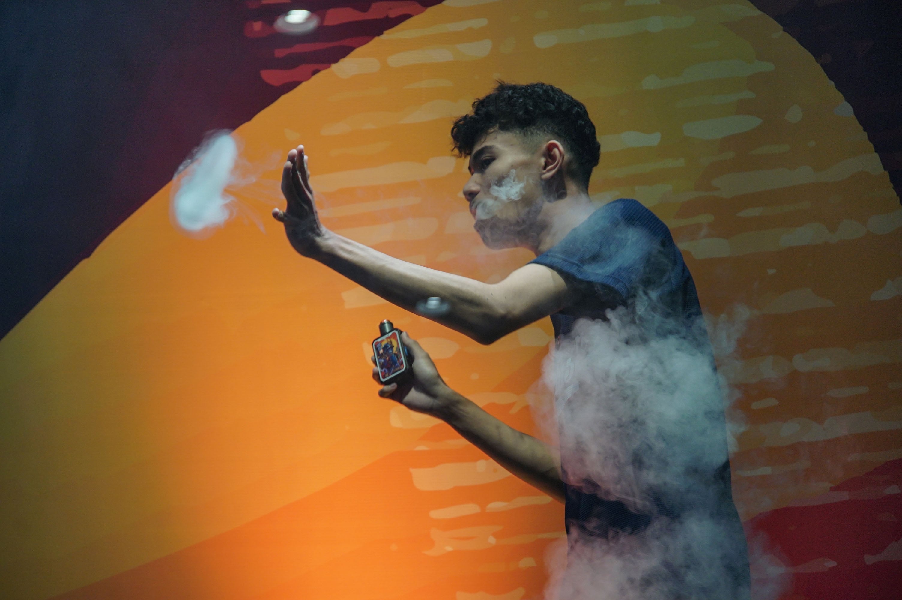 Peserta mengikuti Cloud Trick Competition saat Vape Fair 2022 yang berlangsung di Hall B JCC Senayan 