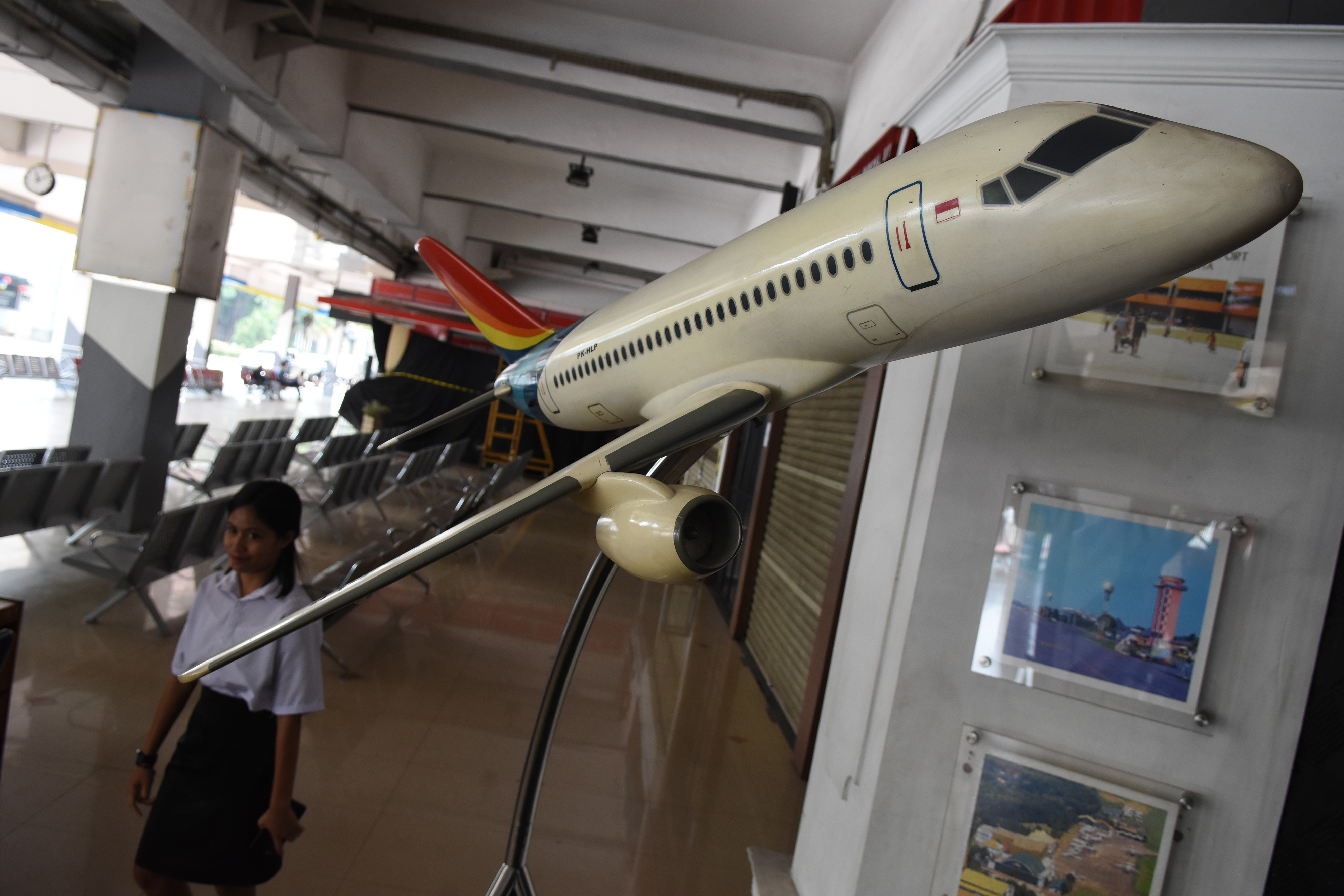 Sebuah miniatur pesawat di Bandara Halim Perdanakusuma, Jakarta, Kamis (1/9).