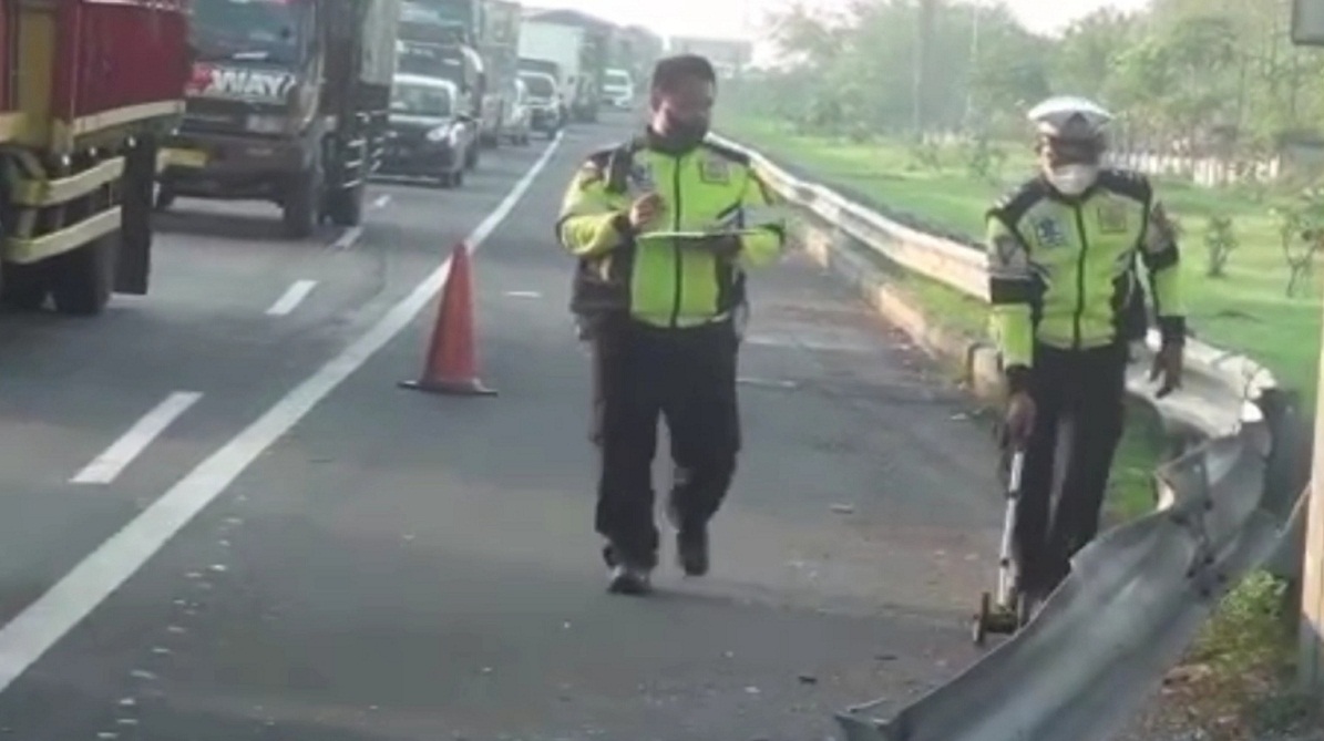 Polisi melakukan pemeriksaan di lokasi kecelakaan bus pariwisata di Jalan Tol Porong, Sidoarjo, Jatim, Senin (10/10).