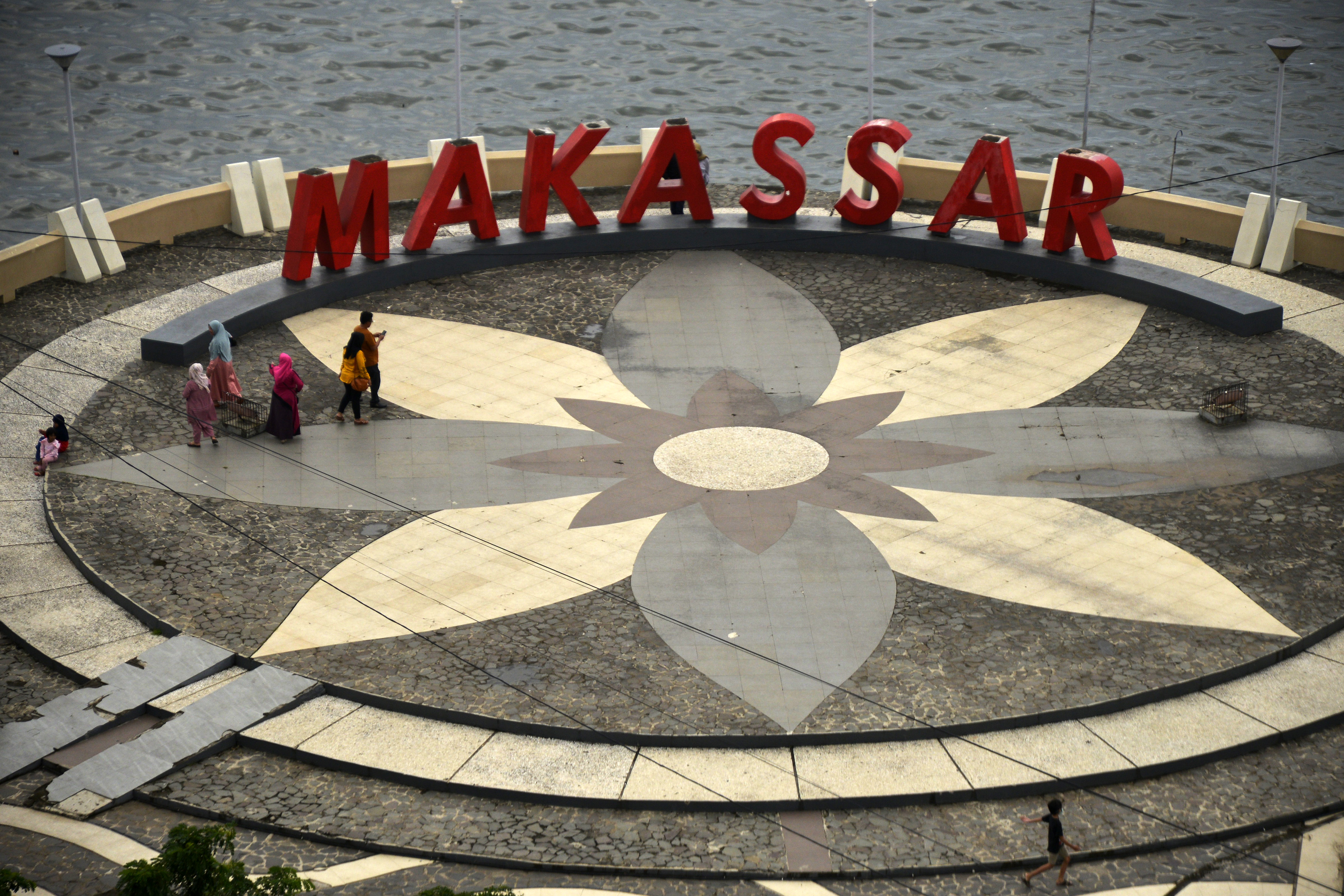  Sejumlah warga berkunjung di Anjungan Pantai Losari, Makassar, Sulawesi Selatan, Selasa (4/1/2022)