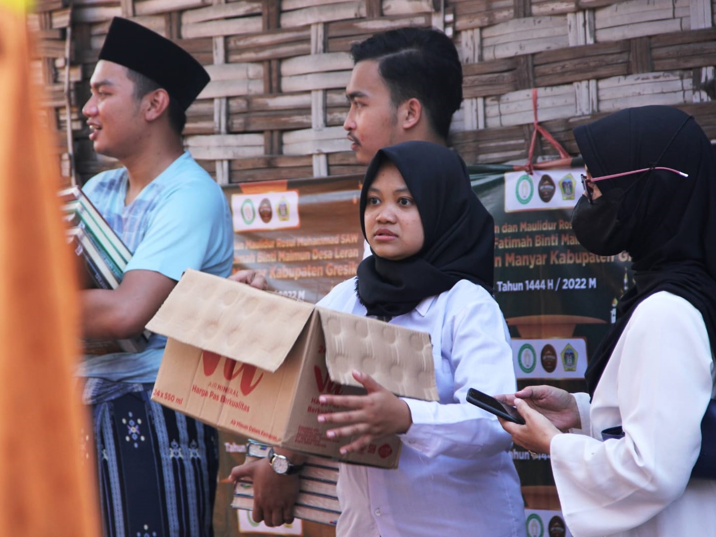 Sekitar 1.000 orang, termasuk warga sekitar, memperingatinya di Makam Siti Fatimah binti Maimun di Leran Manyar, Gresik, Jawa Timur.
