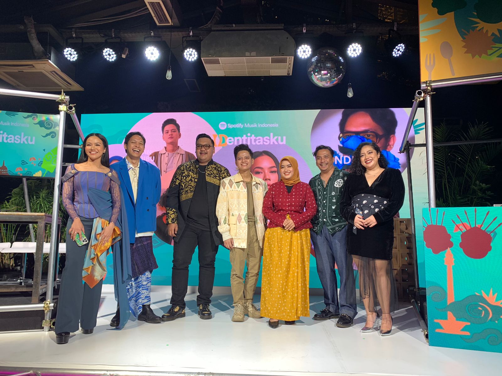 (Kiri-kanan): Musikus Yura Yunita, Hindia, Ndarboy Genk, Stevan Pasaribu, Woro Widowati, Sal Priadi, dan Cassandra Aprilanda.