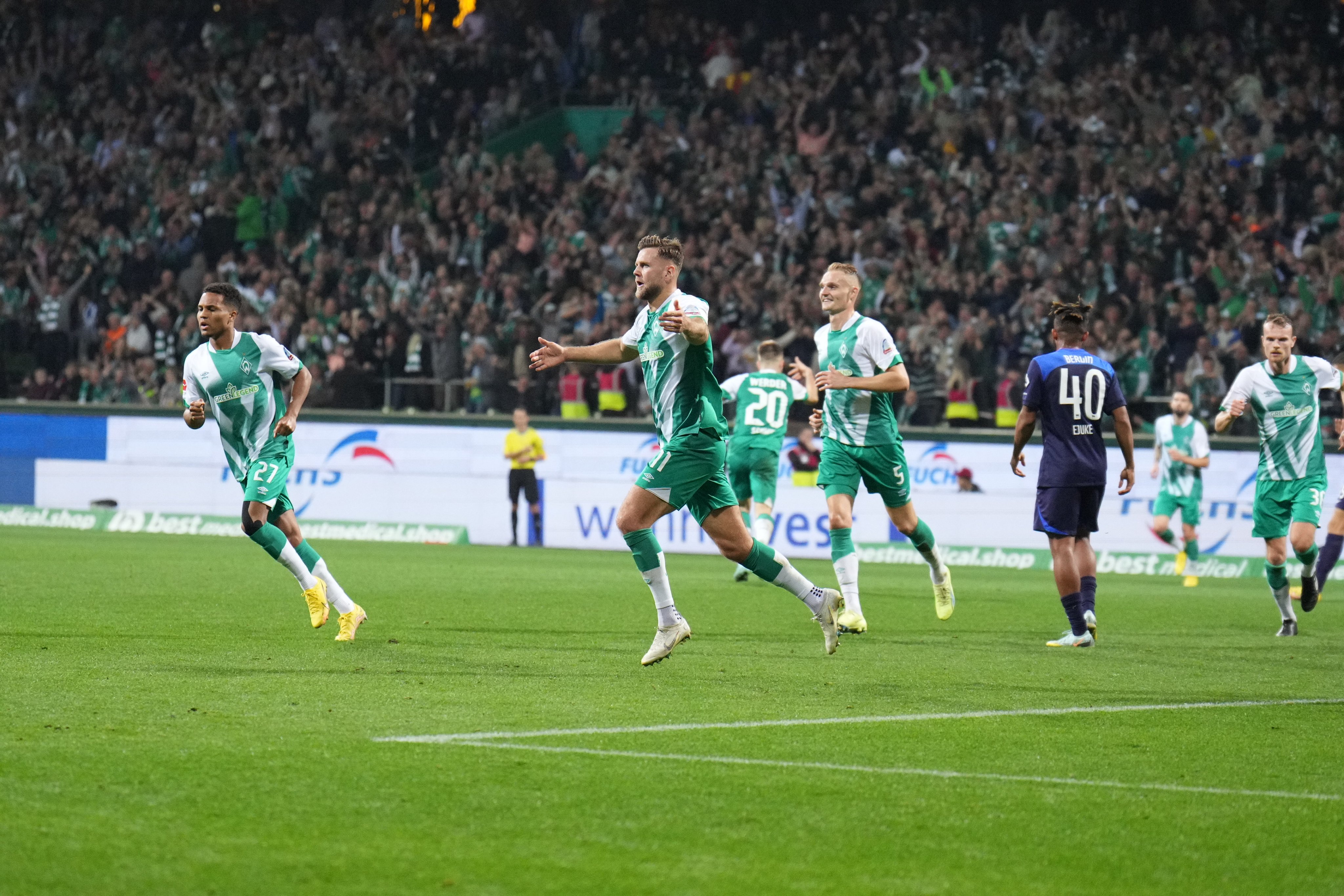 Penyerang Werder Bremen Niclas Fuellkrug (tengah) melakukan selebrasi usai mencetak gol ke gawang Hertha Berlin di laga Bundesliga.