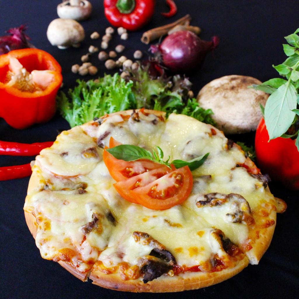 Pizza dengan topping Maranggi Prime Plaza Hotel Purwakarta