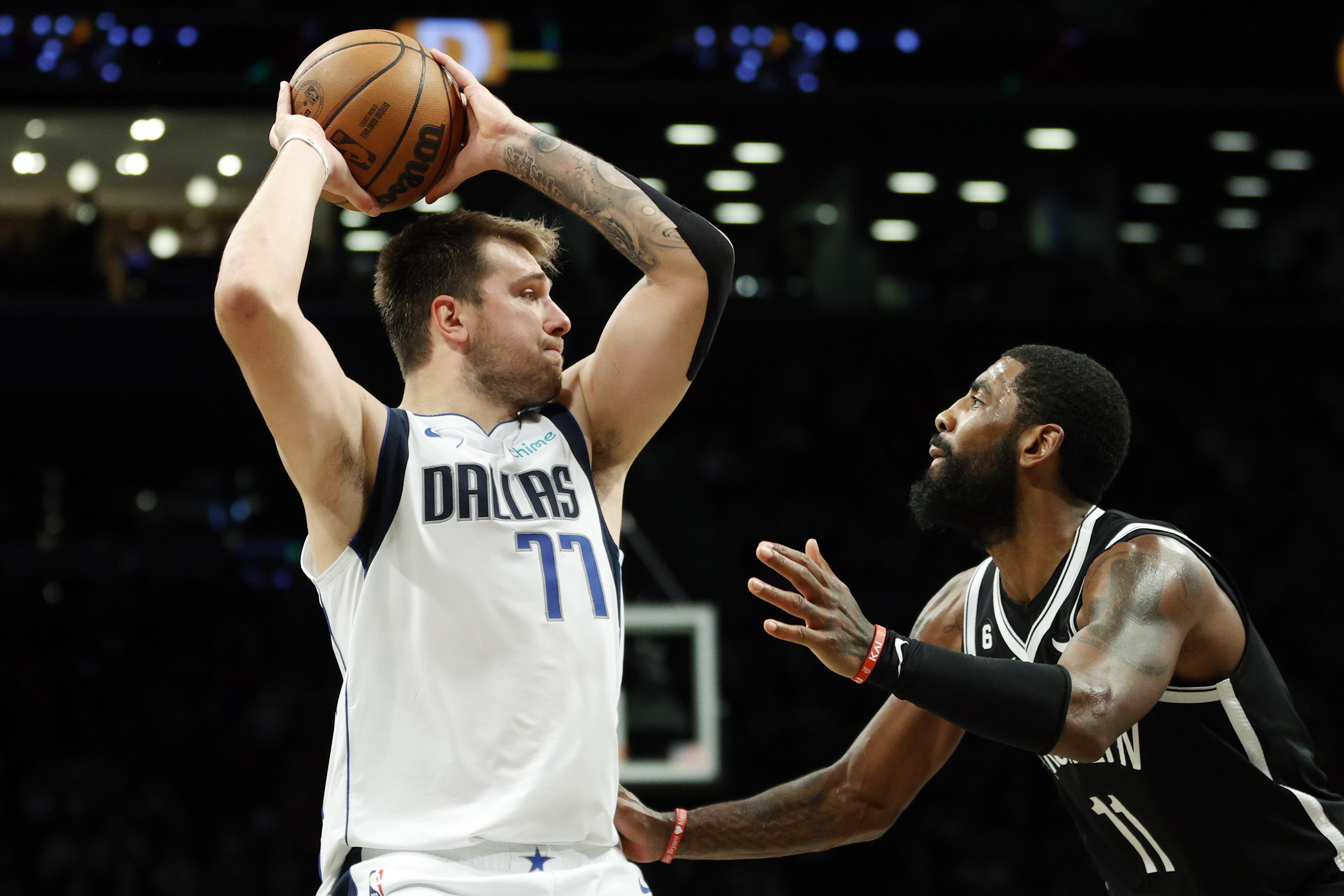 Pebasket Dallas Mavericks Luka Doncic (kiri) berhadapan dengan pemain Brooklyn Nets Kyrie Irving di laga NBA.