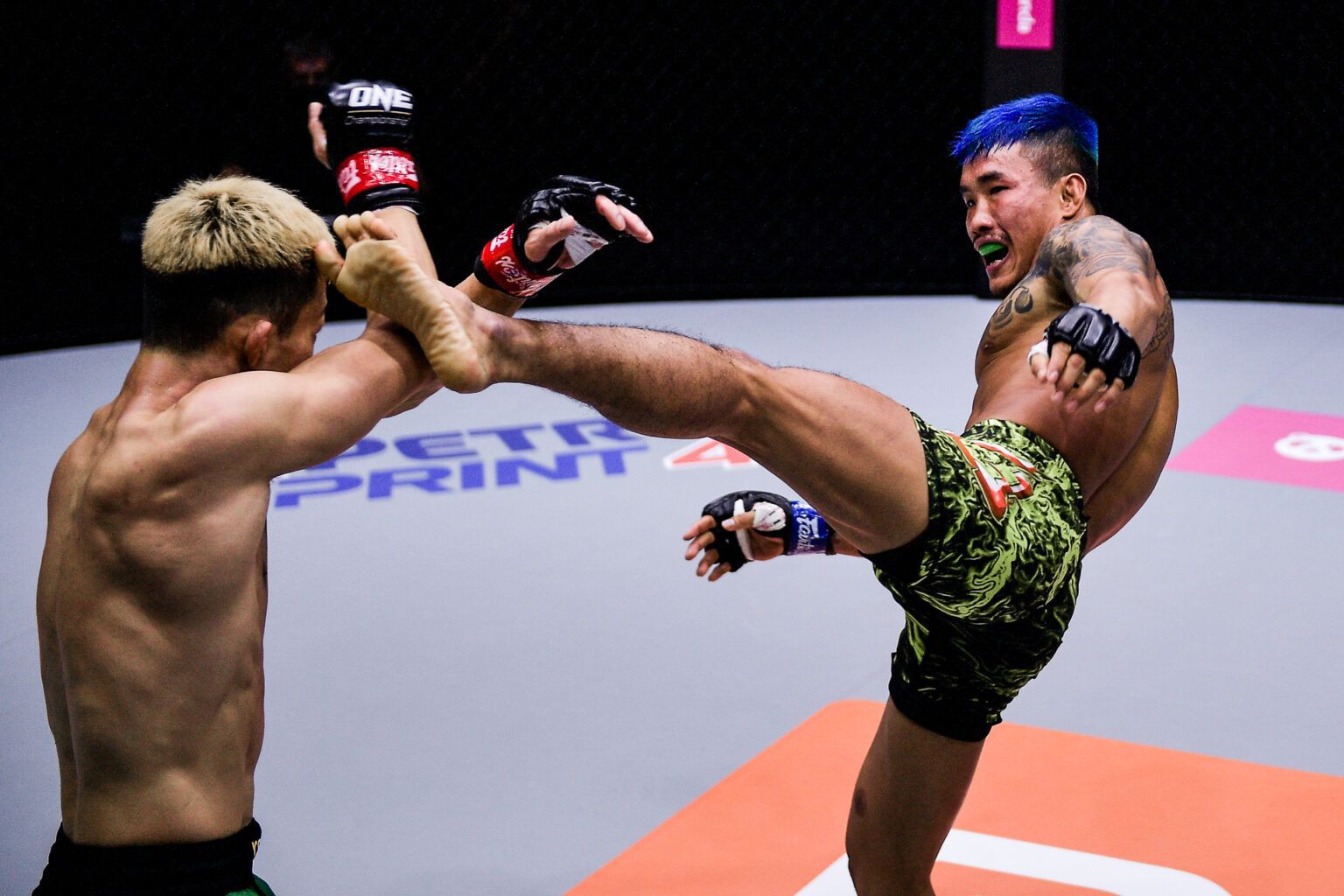 Petarung MMA Thailand Yodkaikaew Fairtex (kanan).