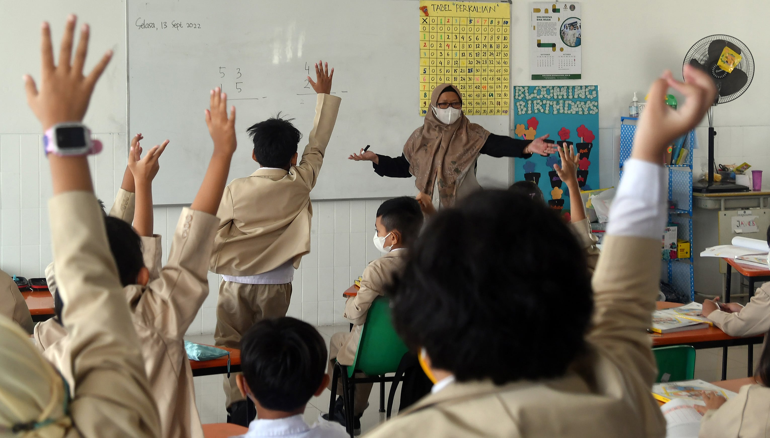 Ilustrasi guru sedang mengajar