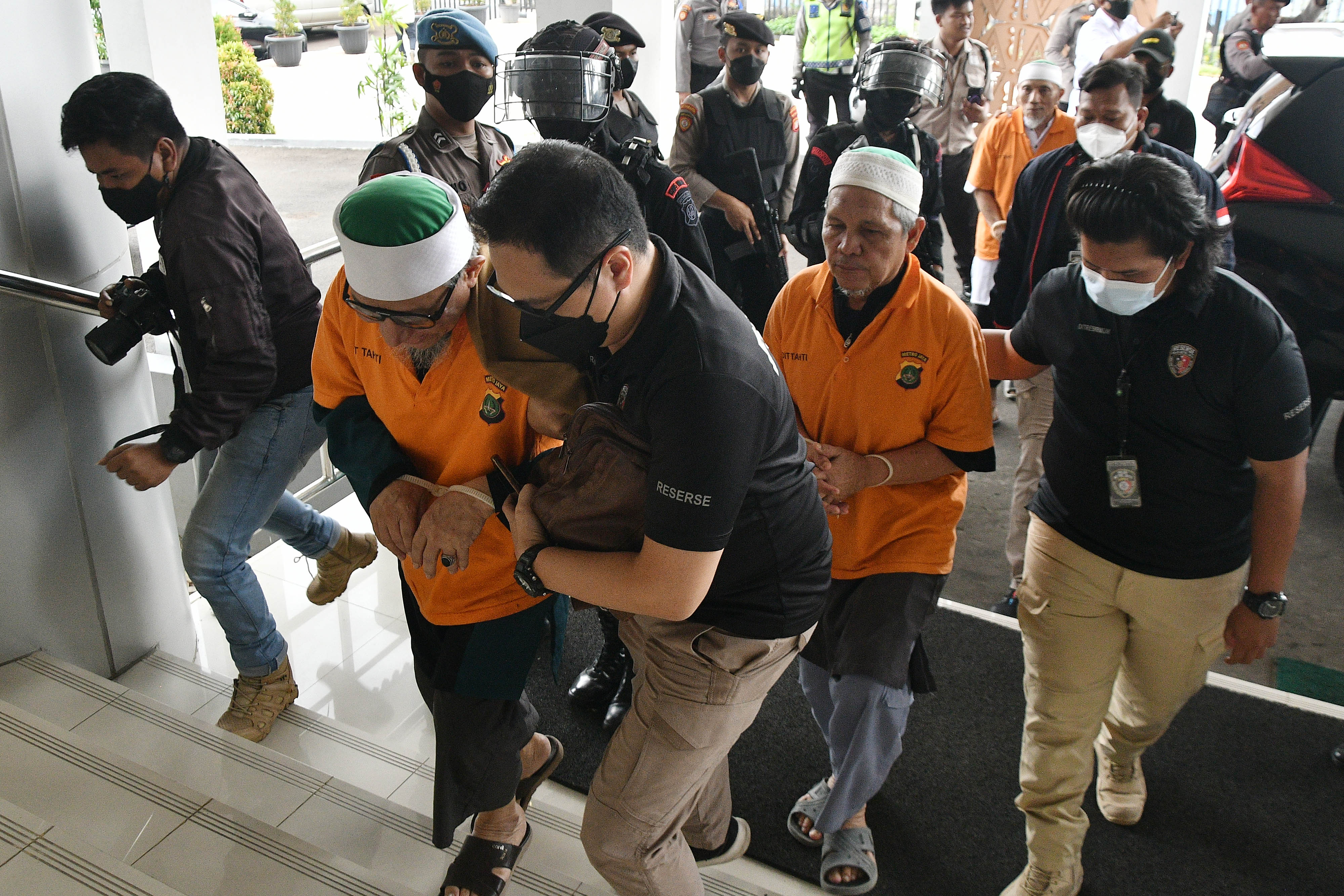 Korps Brimob melakukan pengamanan kepada 10 anggota Khilafatul Muslimin saat tiba di Kejaksaan Negeri Kota Bekasi, Jawa Barat, Senin (3/10).