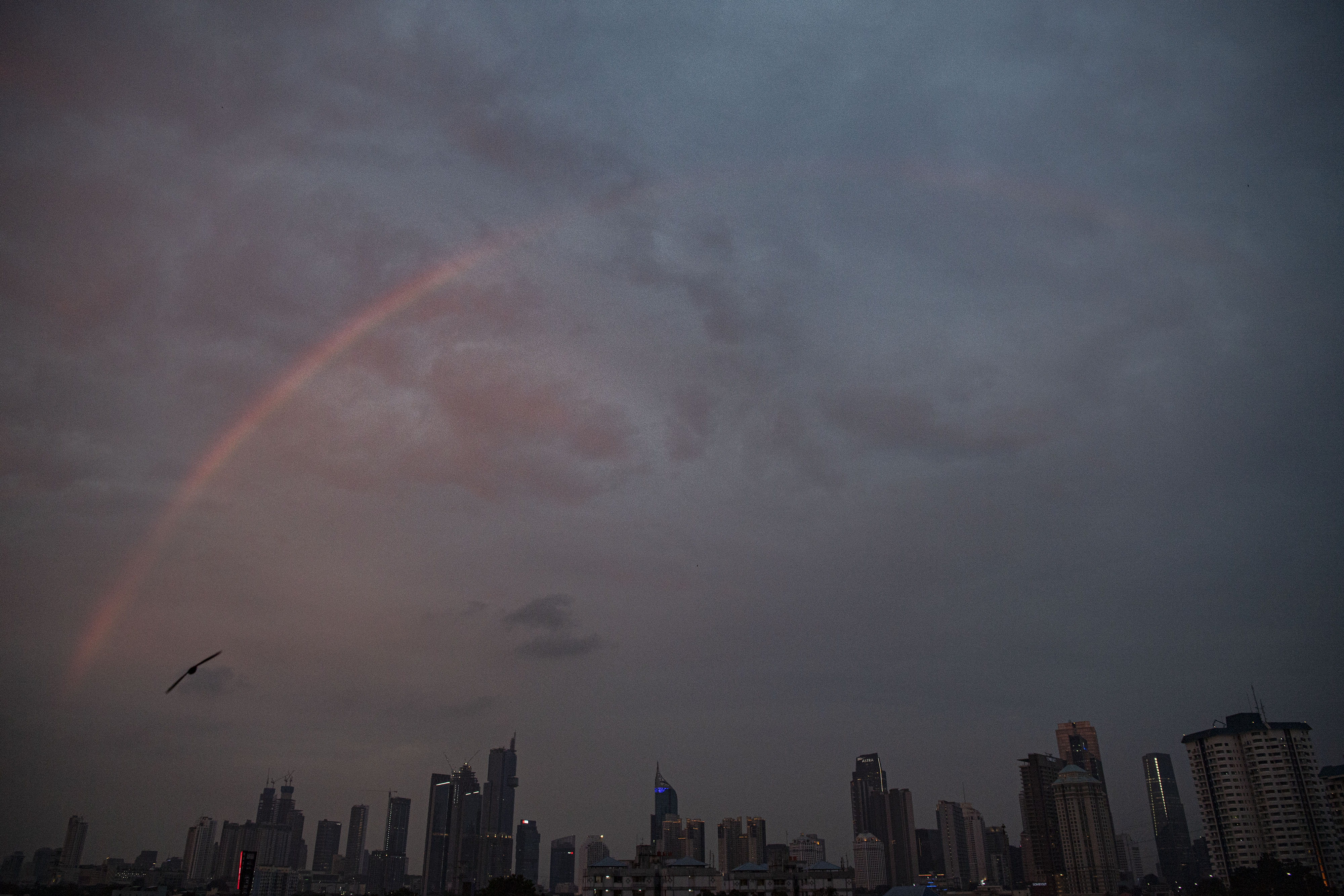 Fenomena pelangi terlihat di langit Jakarta.