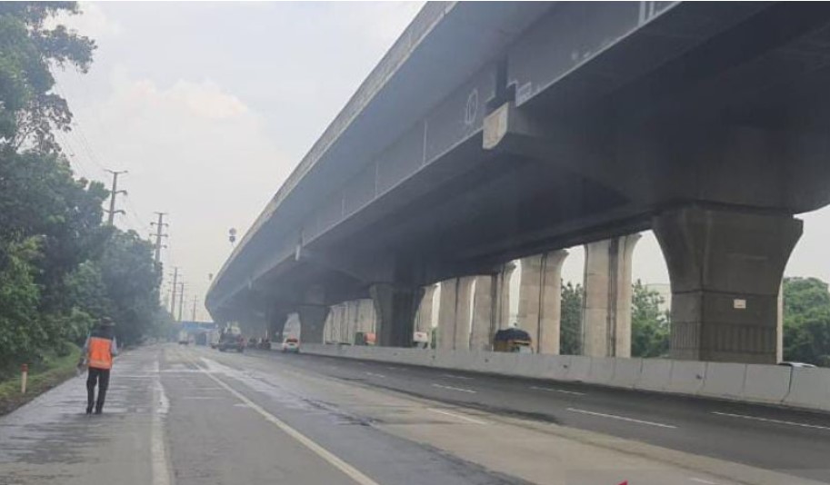 Titik pekerjaan perbaikan jalan di Ruas Tol Jakarta-Cikampek.