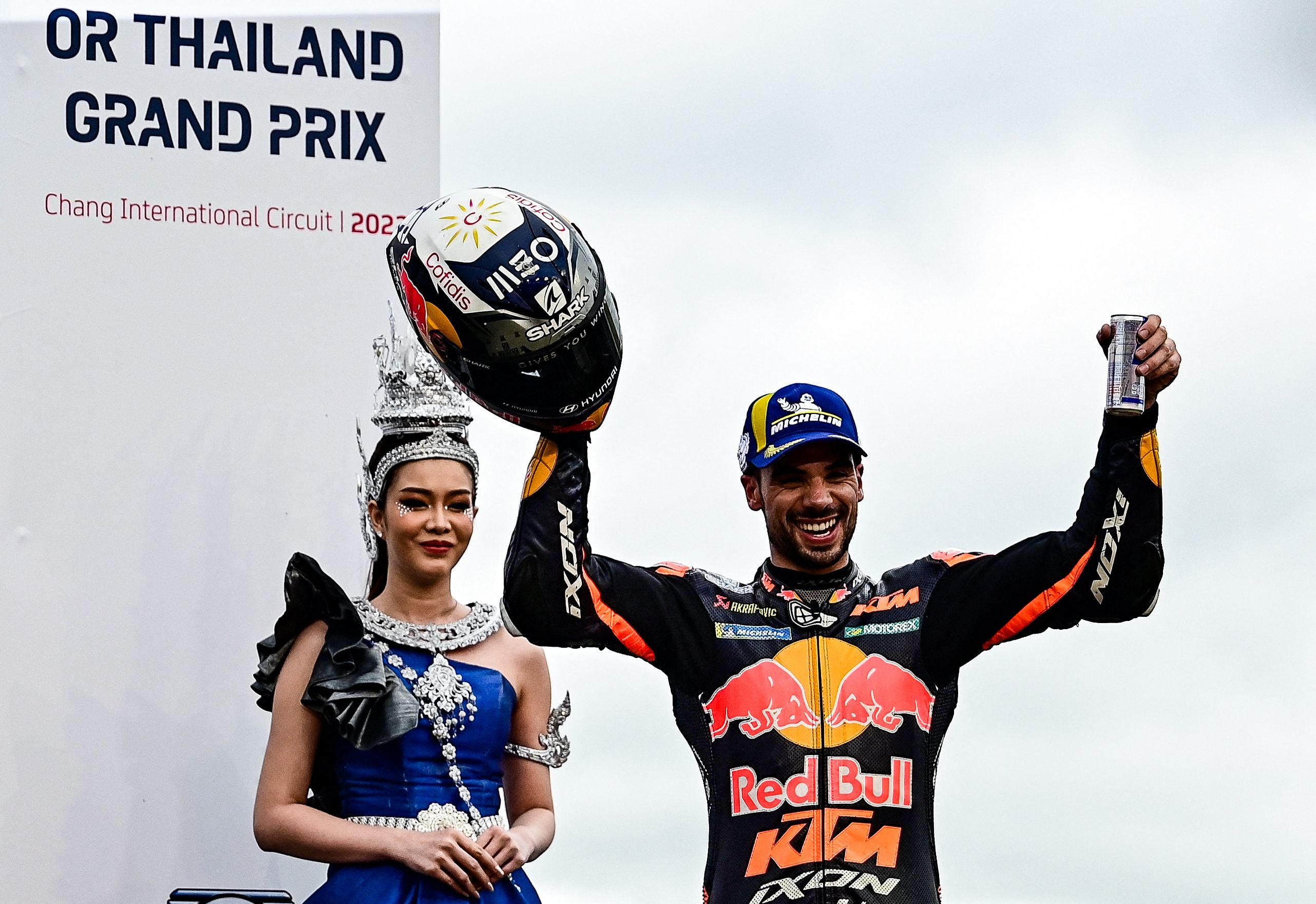 Pembalap Portugal Miguel Oliveira melakukan selebrasi di atas podium setelah menjuarai MotoGP Thailand, Minggu (2/10).