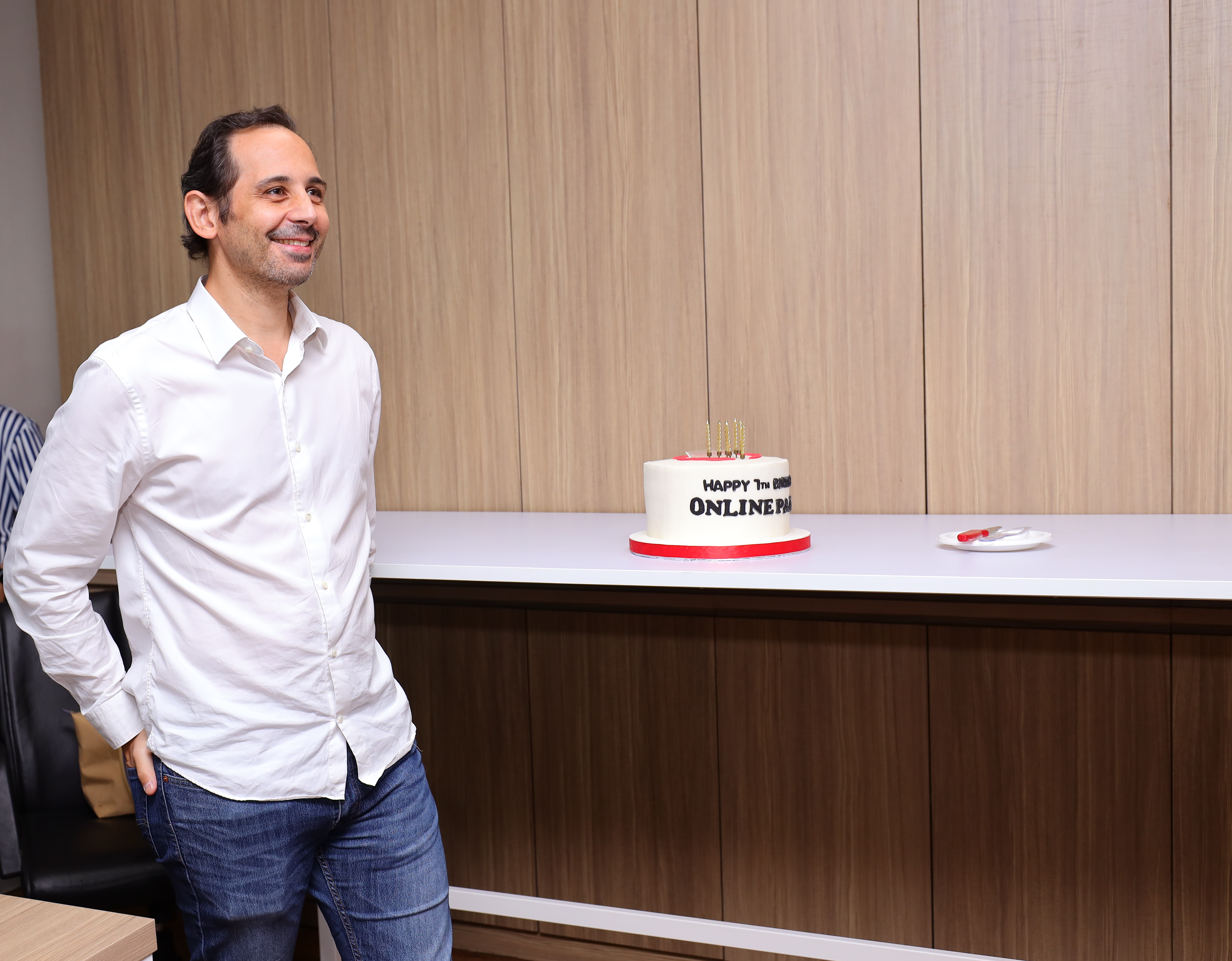 Charles Guinot, CEO dari OnlinePajak, dan kayawan merayakan HUT ke-7 OnlinePajak di Kantor Pusat OnlinePajak, Jakarta. 