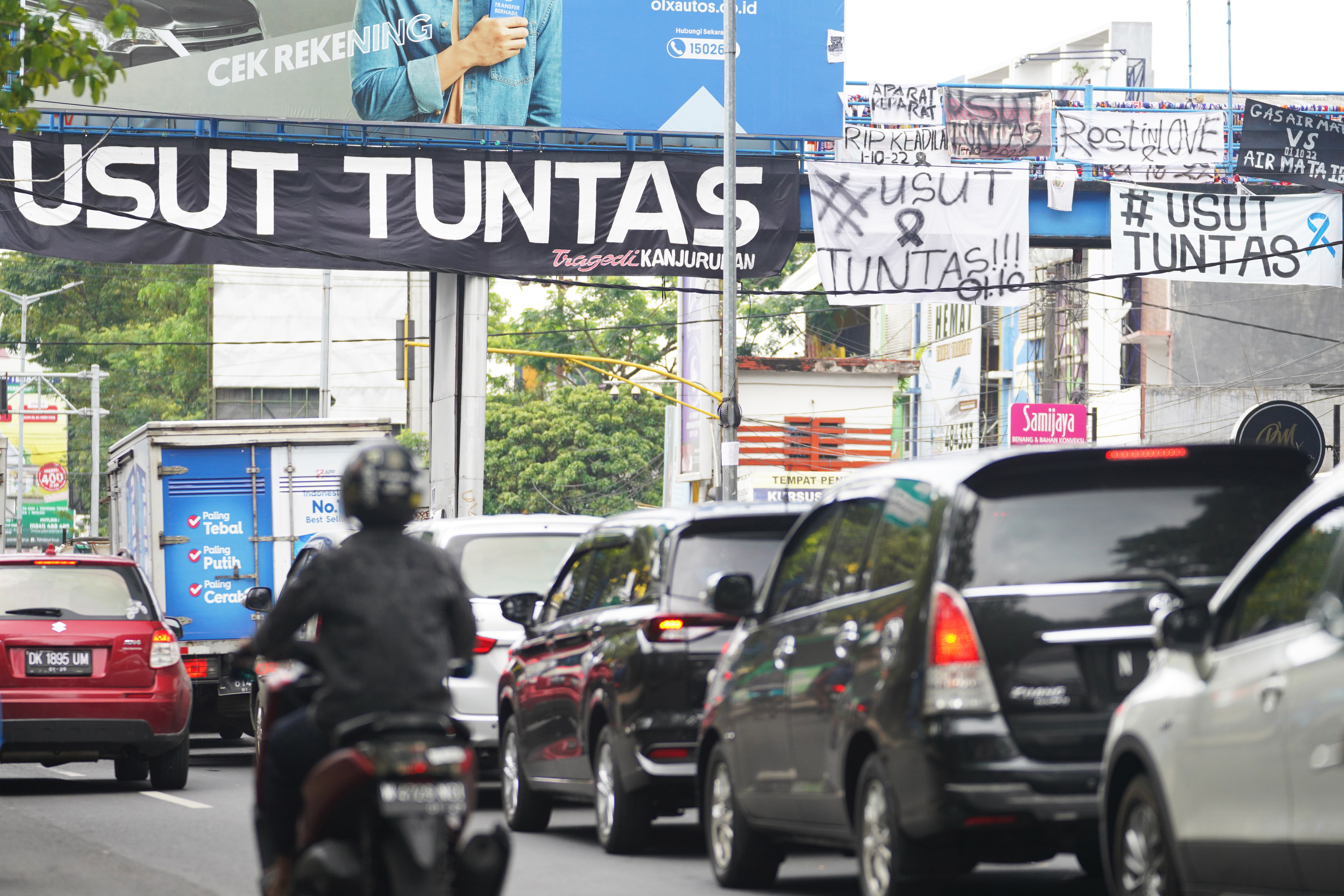 Spanduk bernadakan kecaman terhadap Tragedi Kanjuruhan terlihat di wilayah Malang.