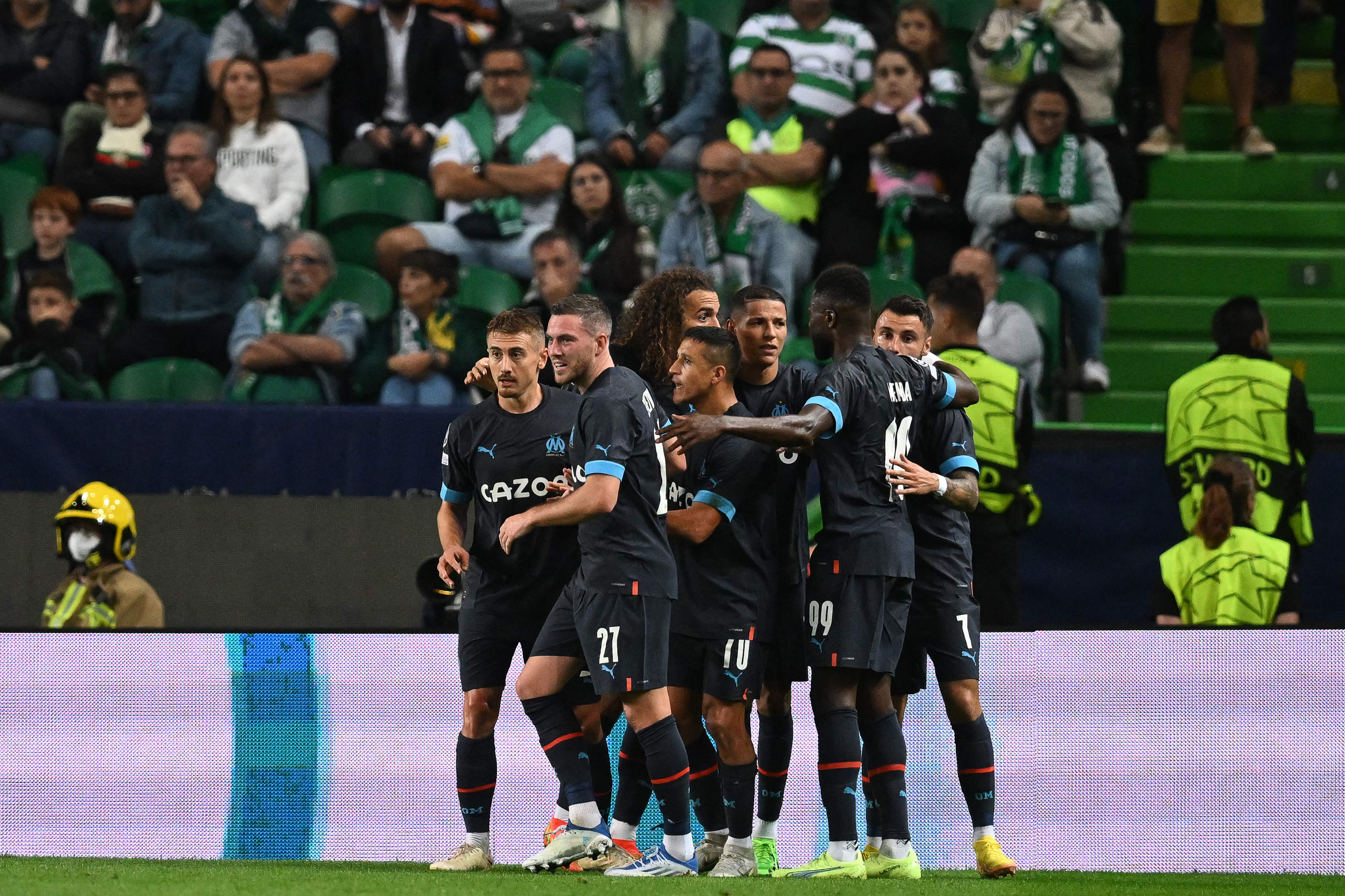 Para pemain Marseille melakukan selebrasi usai mencetak gol ke gawang Sporting Lisbon di laga Liga Champions.