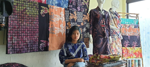 Akeyla Naraya di Kampung Batik Karawang